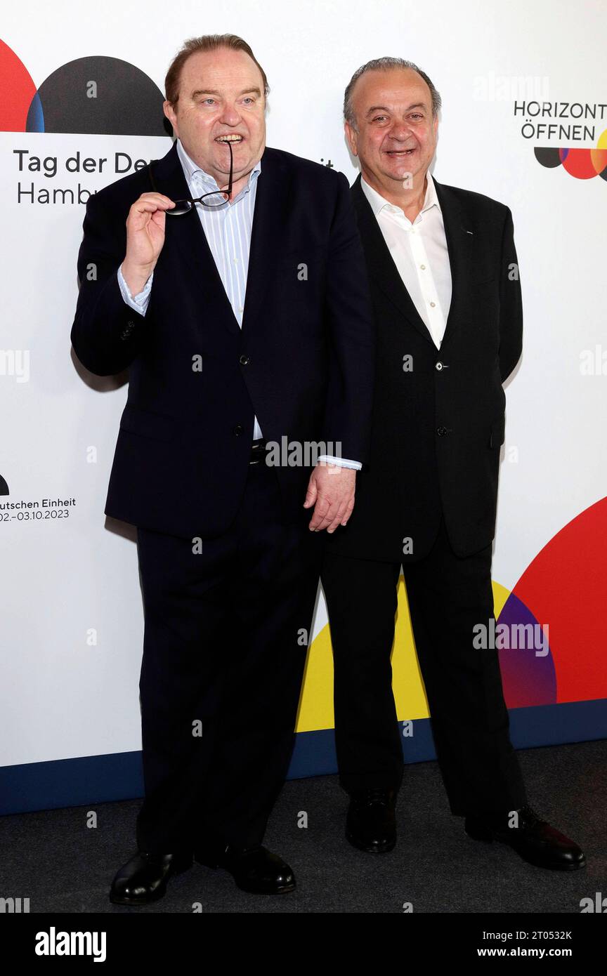 Gustav Peter Wöhler und Albert Wiederspiel bei der Ankunft zum Festakt zum Tag der Deutschen Einheit in der Elbphilharmonie. Hamburg, 03.10.2023 *** Gustav Peter Wöhler und Albert Wiederspiel kommen zum Tag der Deutschen Einheit in der Elbphilharmonie Hamburg, 03 10 2023 Foto:xgbrcix/xFuturexImagex festakt 3070 Stockfoto