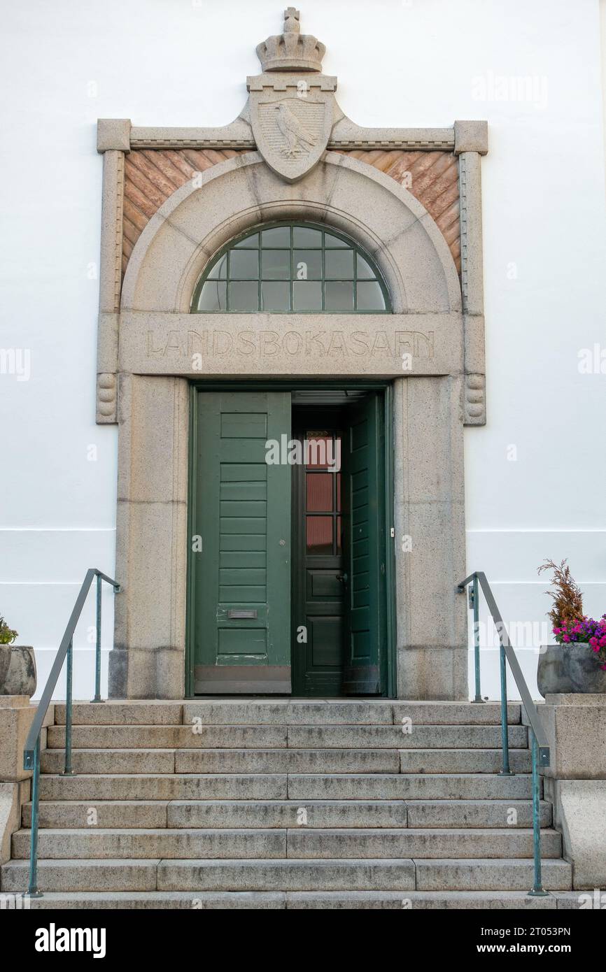 Verzierte Eingangstür Am Kulturhaus In Der Innenstadt Von Reykjavik Island Building – Außenansicht Stockfoto