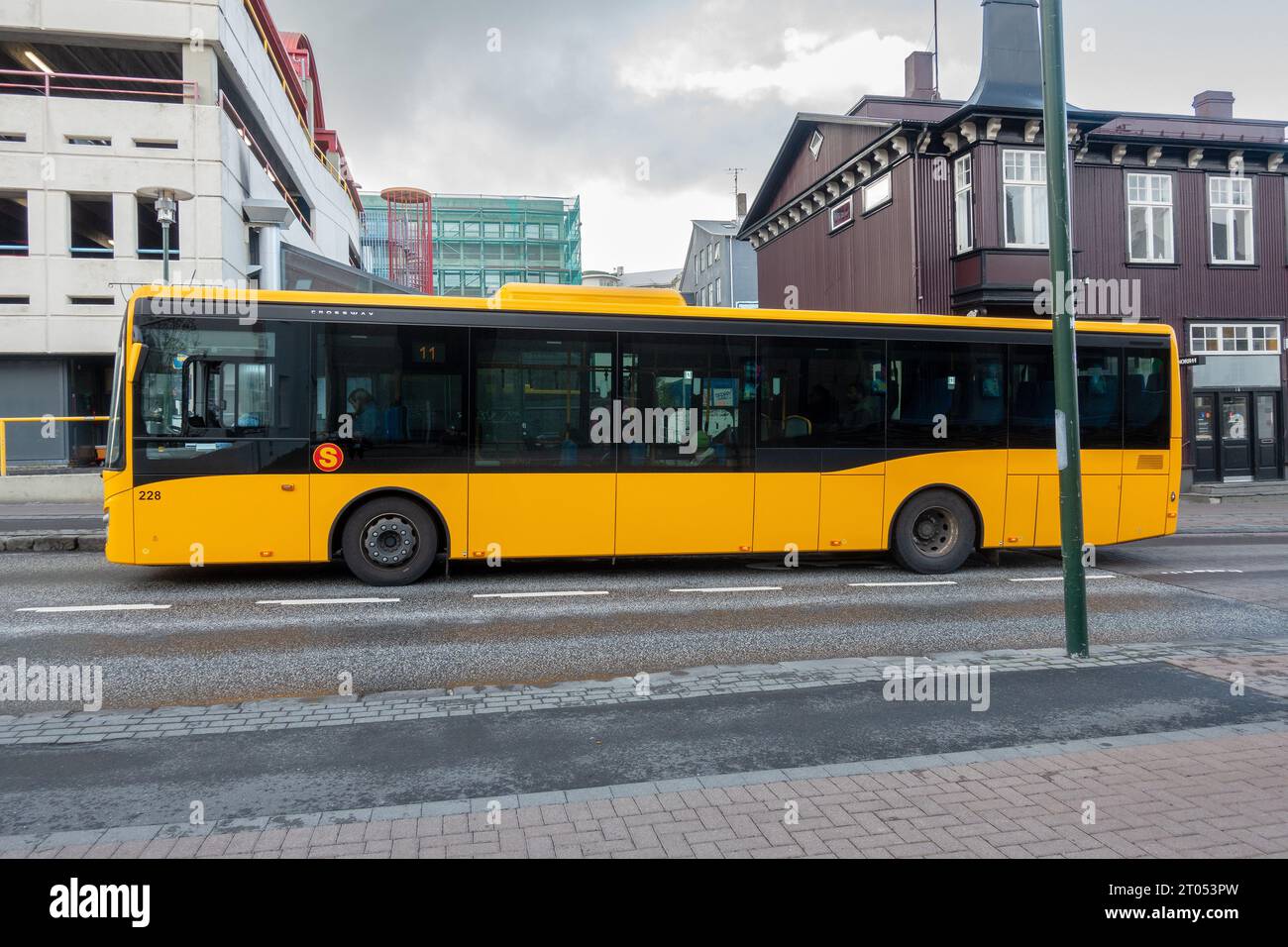 IVECO Bus Crossway isländischer gelber öffentlicher Bus in Downtown Reykjavik Island Stockfoto