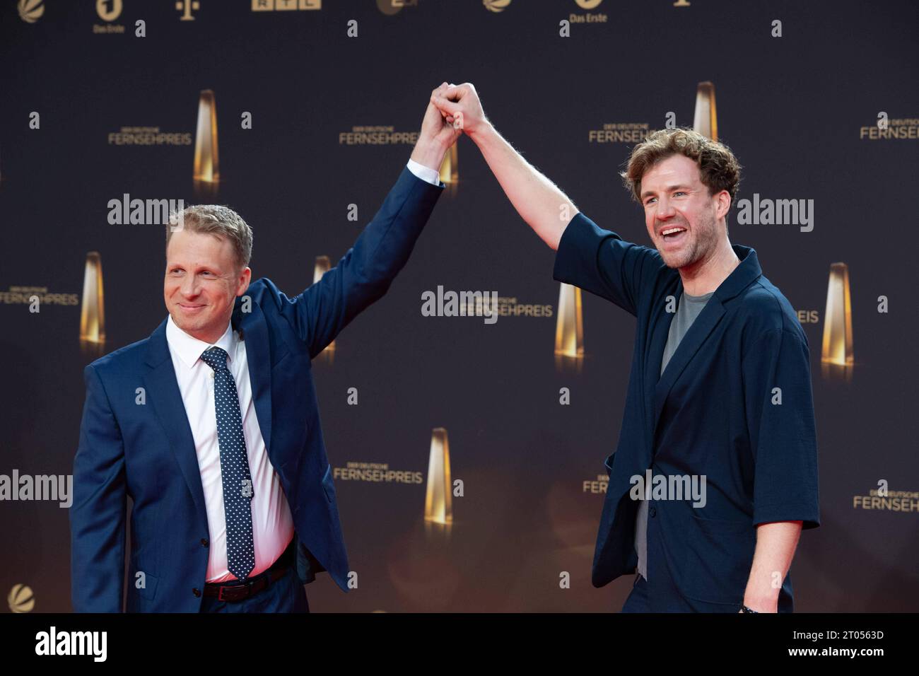 V.l. Oliver POCHER, Moderator, Luke MOCKRIDGE, Komiker, Roter Teppich, Red Carpet Show, Ankunft, Ankunft, Verleihung des Deutschen Fernsehpreises, der Deutsche Fernsehpreis 2023, Deutscher Fernsehpreis 2023 in den MMC Studios Köln, am 28.09.2023. *** V l Oliver POCHER, Moderator, Luke MOCKRIDGE, Komiker, roter Teppich, Red Carpet Show, Ankunft, German Television Award, German Television Award 2023, German Television Award 2023 in den MMC Studios Köln, am 28 09 2023 Stockfoto