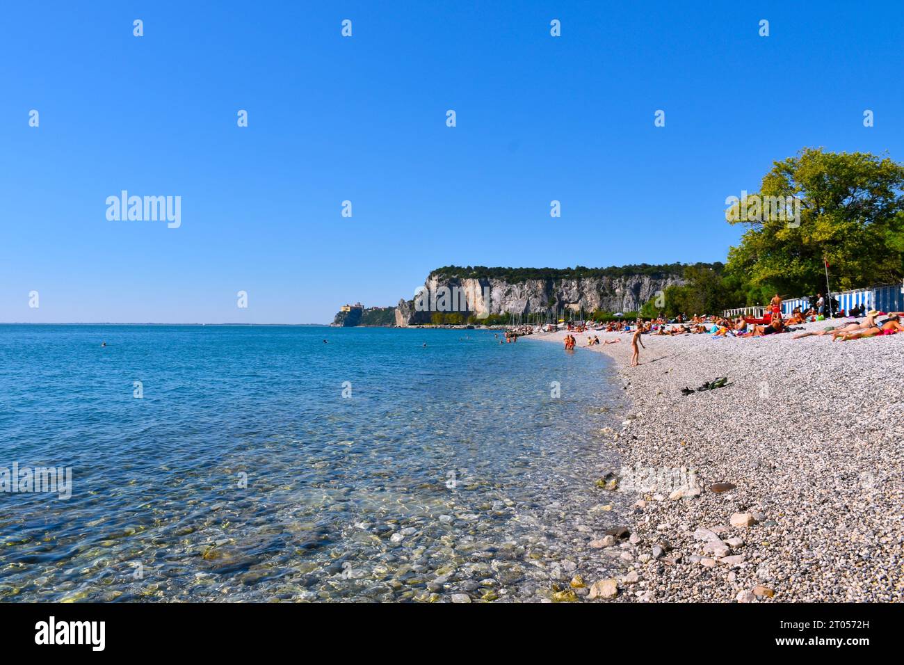 Falesie di Duino, Italien - 29. September 2023: Strand an der adriaküste bei Portopiccolo Sistiana in Duino-Aurisina, Italien Stockfoto
