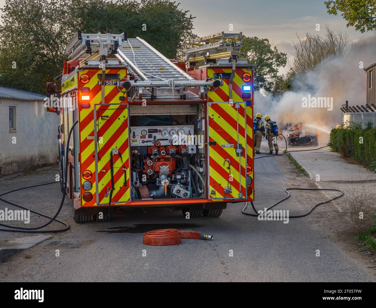 Dienstag, 3. Oktober 2023 - Park Road, Malmesbury, Wiltshire. Die örtliche Feuerwehr nahm an einem Autobrand vor Huws Gray in der Park Road, Malmesbury, Wilt, Teil Stockfoto