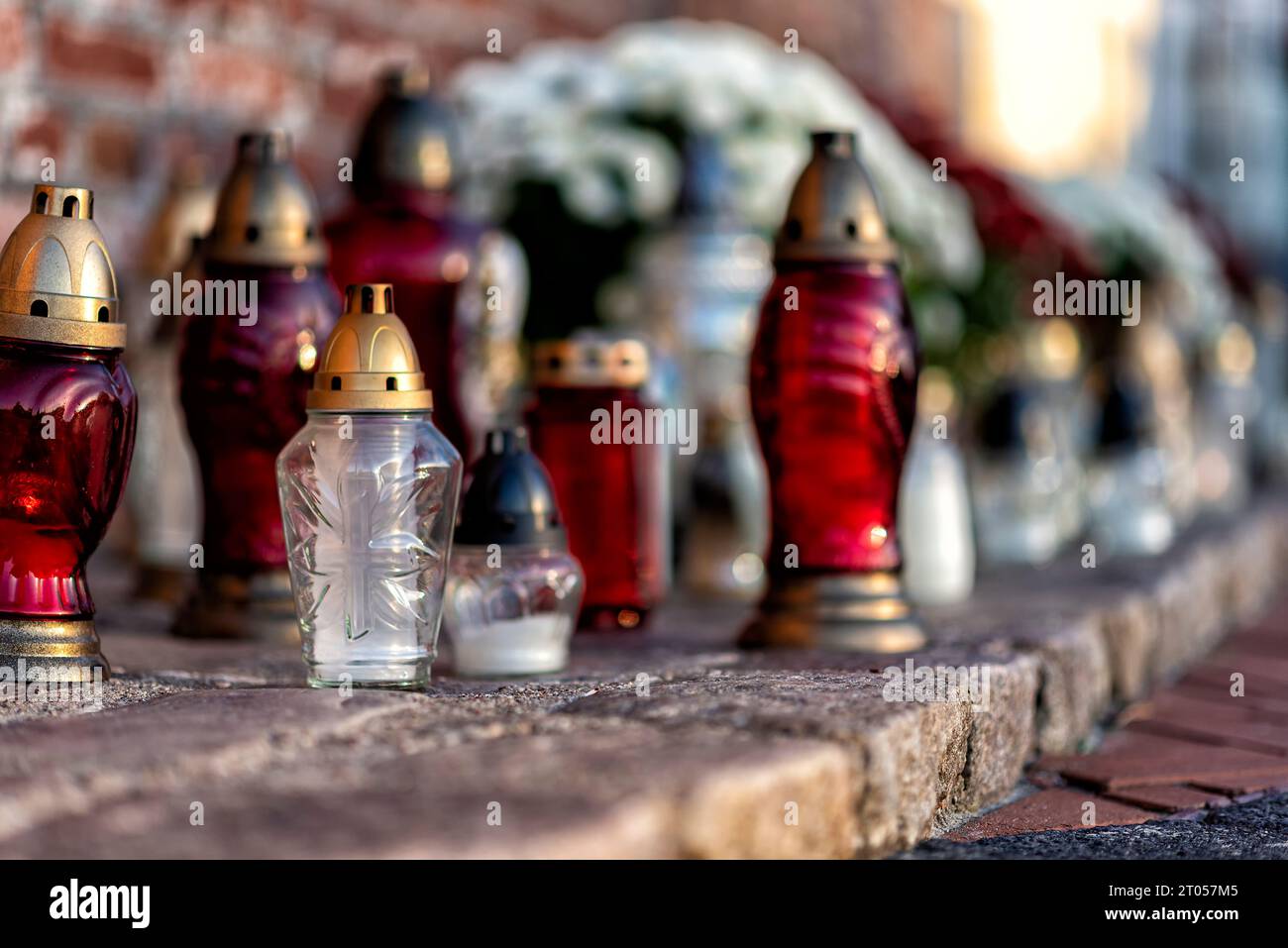 Friedhof mit Blumen und Grabkerzen an einem Gedenktag Stockfoto