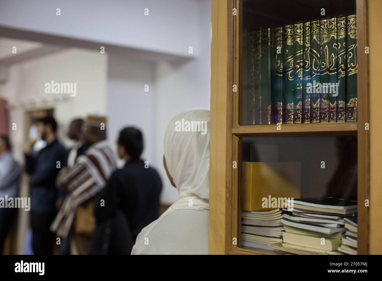 SYMBOL - 03. Oktober 2023, Hamburg: Bücher mit arabischer Kalligraphie stehen auf einem Regal in der Muhajirin-Moschee. Die Muhajirin-Moschee ist die dem Hamburger Hauptbahnhof am nächsten gelegene Moschee. Foto: Eman Helal/dpa Stockfoto