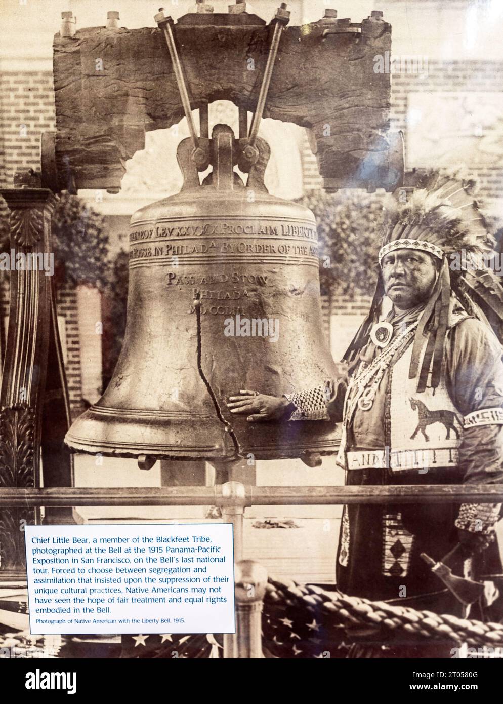 Häuptling kleiner Bär des Schwarzfuß-Stammes mit der Freiheitsglocke auf der Panama-Pacific Exposition in San Francisco 1915 USA Stockfoto