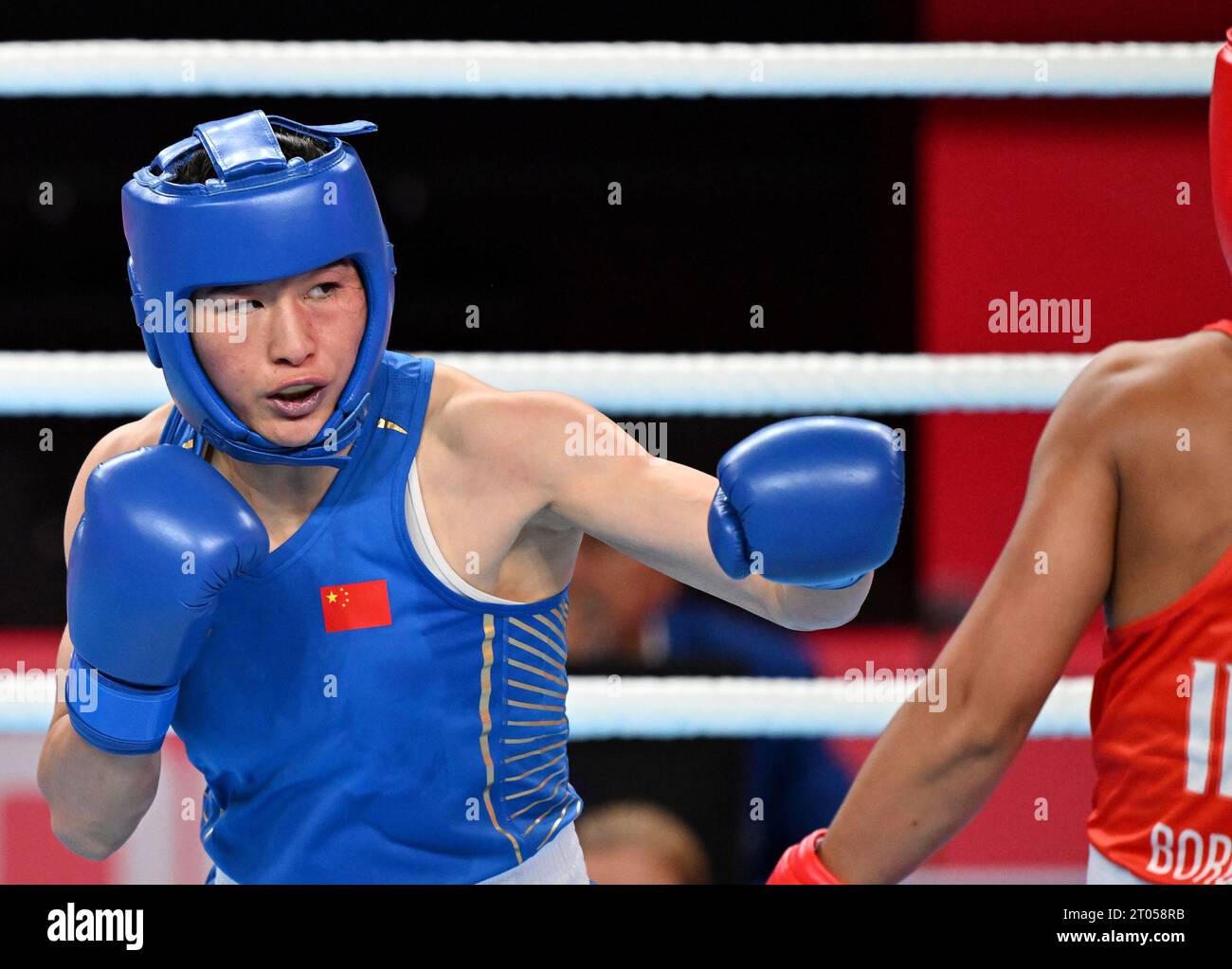 Hangzhou, chinesische Provinz Zhejiang. Oktober 2023. Li Qian (L) aus China tritt gegen Lovlina Borgohain aus Indien während des Boxfinales der Frauen 66/75Kg bei den 19. Asienspielen in Hangzhou, ostchinesische Provinz Zhejiang, 4. Oktober 2023 an. Quelle: Zhan Yan/Xinhua/Alamy Live News Stockfoto