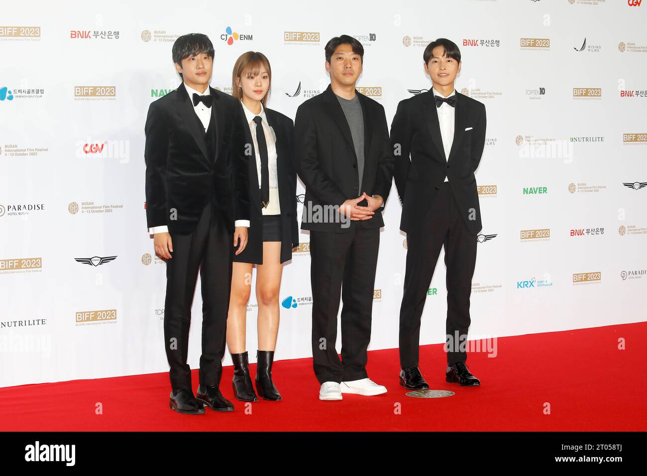 Busan, Südkorea. Oktober 2023. 4. Oktober 2023-Busan, Südkorea-aus dem linken Schauspieler Hong Sa bin, Schauspielerin Kim Hyeong Seo, Regisseur Kim Chang Hoon, Schauspieler Song Joong Ki posieren für Fotowall während des 28. Busan International Film Festival Red Carpet Event im Busan Cinema Center in Busan, Südkorea (Kreditbild: © Ryu Seung-Il/ZUMA Press Wire) NUR REDAKTIONELLE VERWENDUNG! Nicht für kommerzielle ZWECKE! Stockfoto