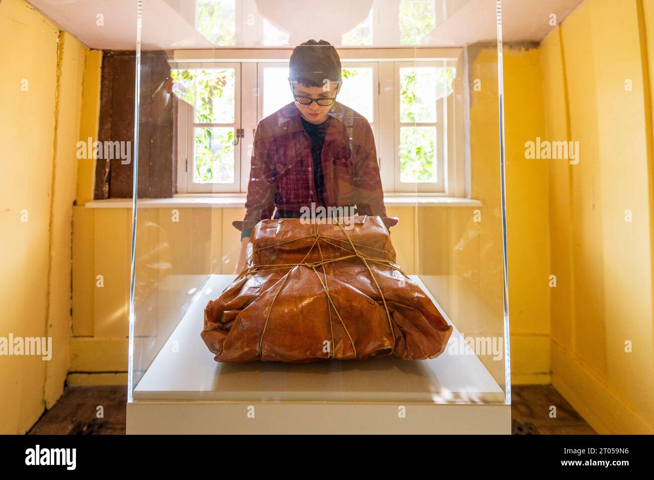 London, Großbritannien. 4. Oktober 2023. Ein Mitarbeiter mit „Package ...