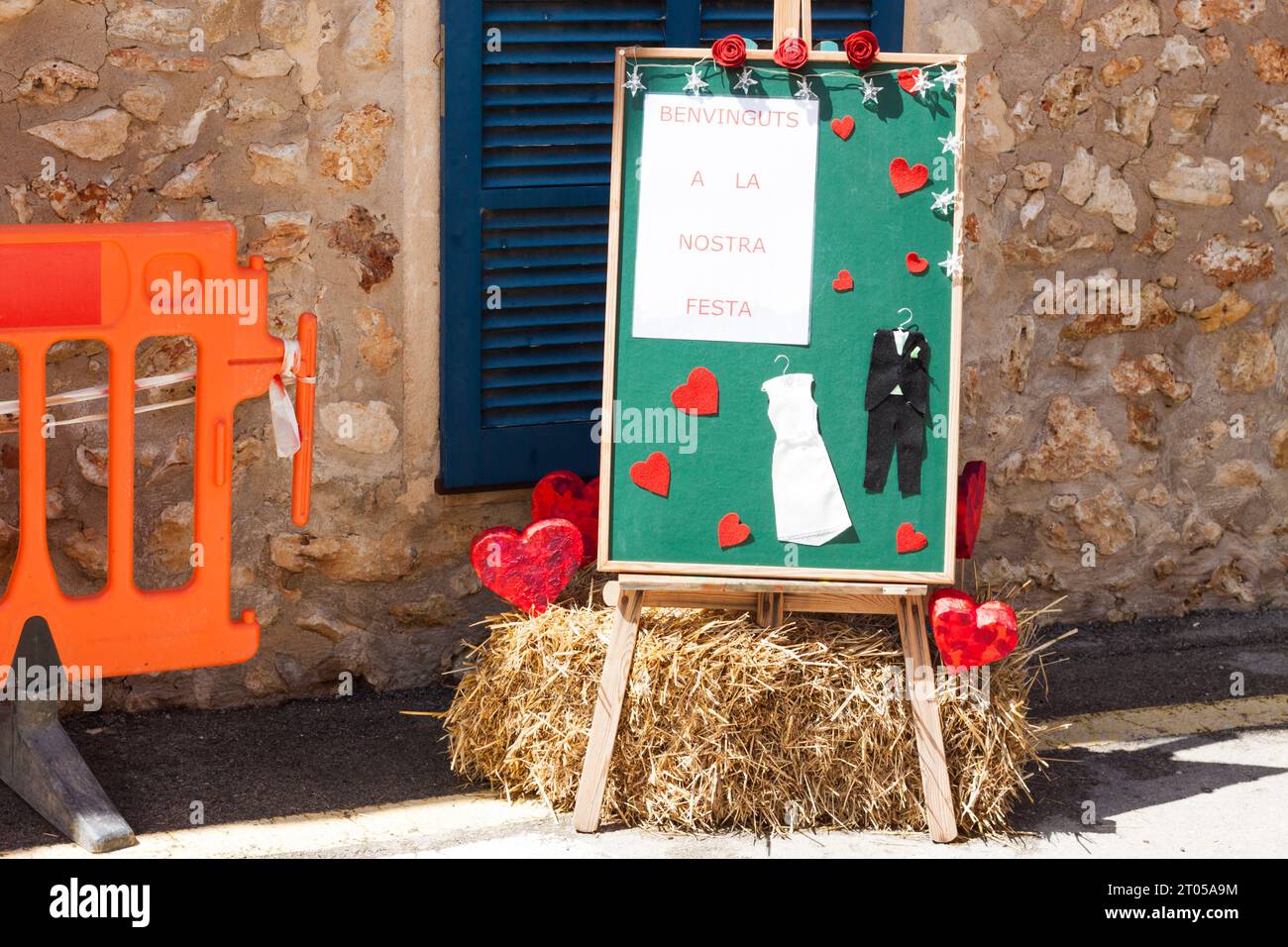 Dekoration mit grüner Tafel, einladend zum Urlaub ('Benvinguts a la nostra festa' - 'Willkommen zu unserem Urlaub') auf 'Costitx en Flor' (Costitx in b Stockfoto