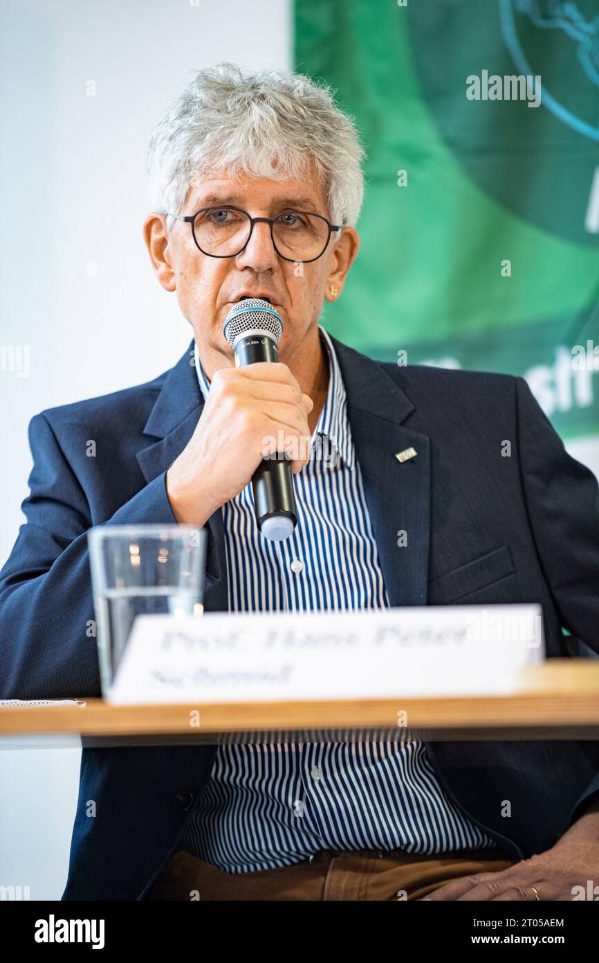 Prof. Hans-Peter Schmid (Institutsleiter Karlsruher Institut für Technologie - Campus Alpin) bei der Pressekonferenz am 4.10.2023 im Münchner Haus der Schüler*innen MHDS in München von Fridays for Future zur Demo am kommenden Freitag und der bevorstehenden Landtagswahl in Bayern zu den Themen: Ungebremste Klimakrise, Gefährdung demokratischer Grundrechte & Razzien gegen FFF bzw. Letzte Generation, Bayern vor der Landtagswahl. -- Prof. Hans-Peter Schmid (Leiter des Karlsruher Instituts für Technologie - Campus Alpin) bei der Pressekonferenz am 4. Oktober 2023 im Münchner Studentenhaus Stockfoto