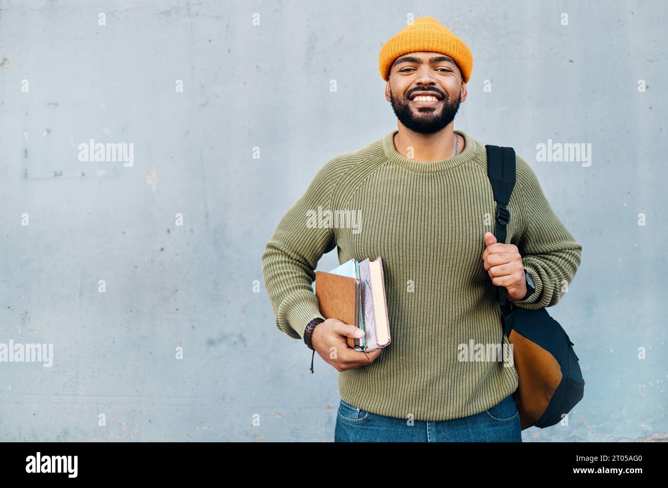Schüler, Porträt und Rucksack mit Büchern für Stipendien, Universität oder College Bildung und Lernen an der Wand Hintergrund. Glückliches Gesicht des afrikanischen Mannes Stockfoto