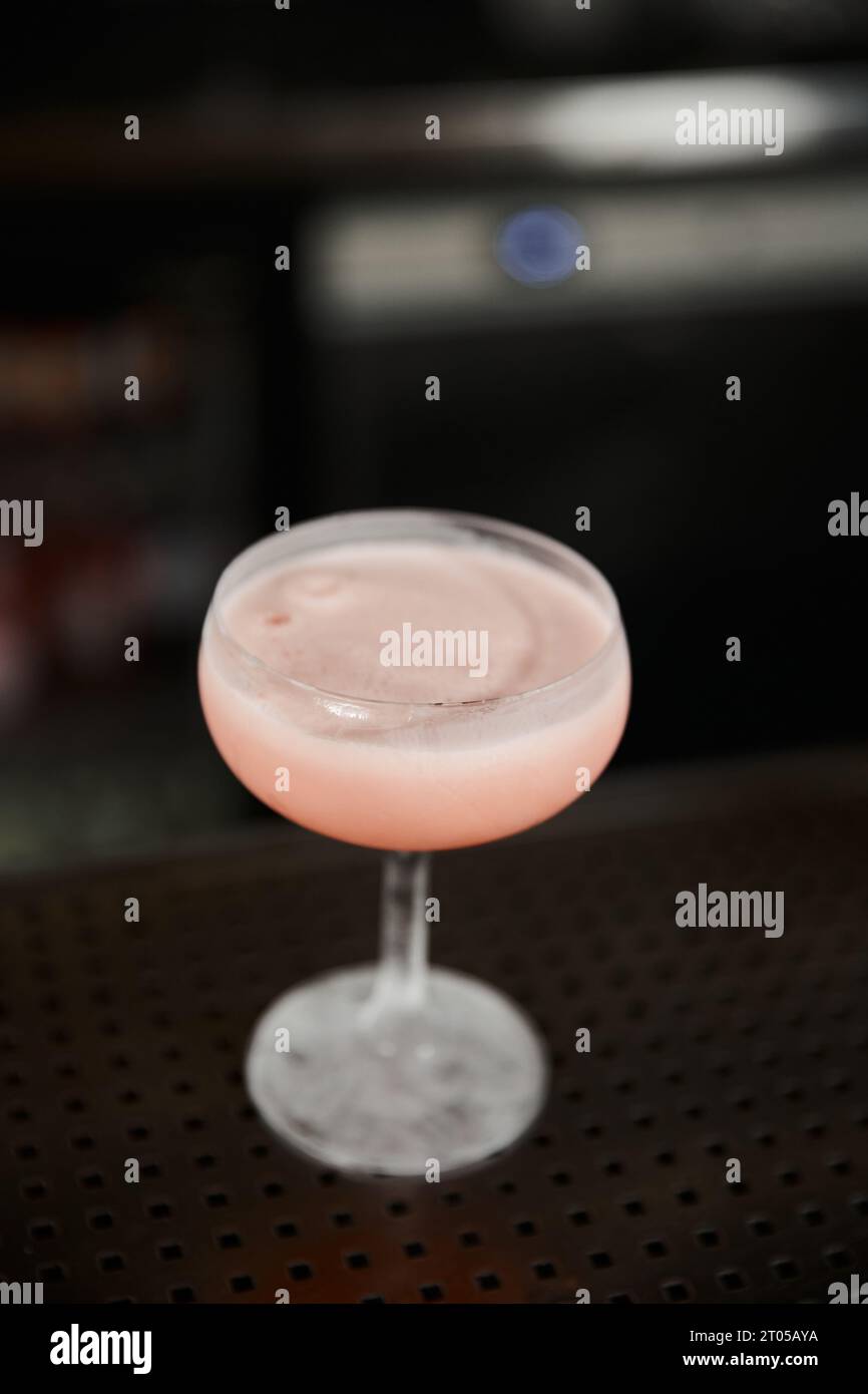 Glas mit köstlichem alkoholischem Milchpunsch auf der Theke in Bar-Ambiente, klassische Cocktailkultur Stockfoto