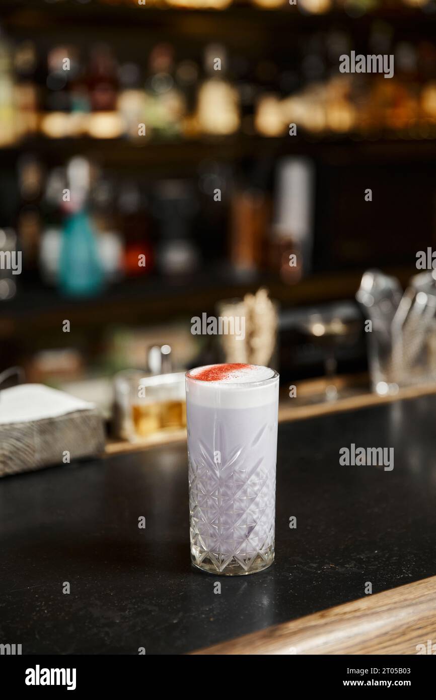 Glas mit klassischem Milchpunsch mit Zimt an der Bar, Cocktailpräsentation Stockfoto