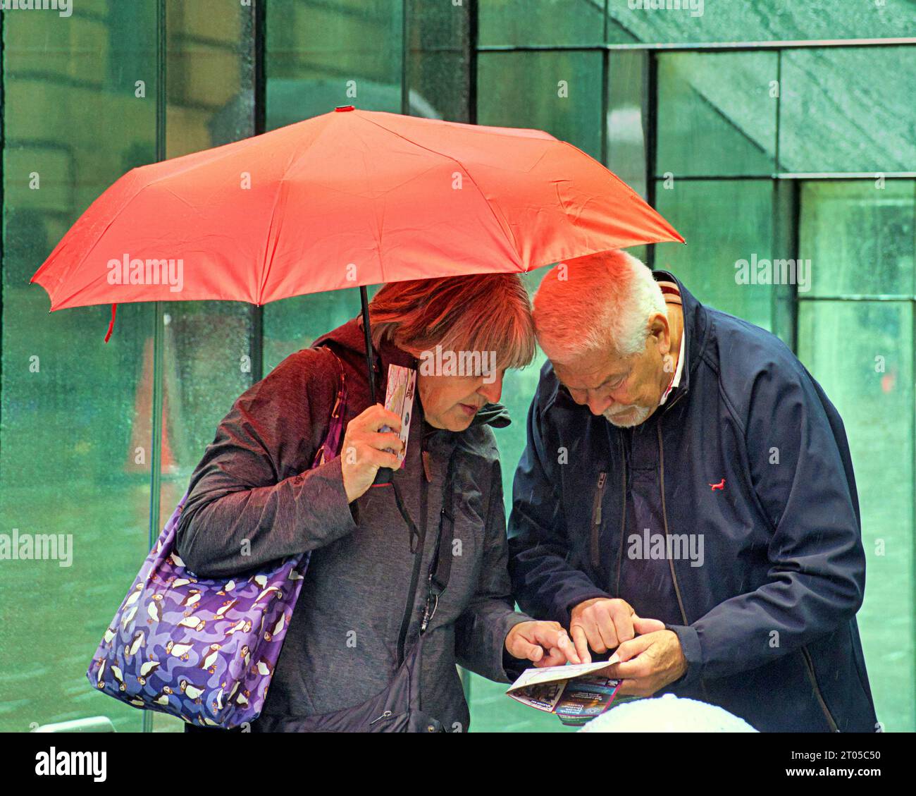 Glasgow, Schottland, Großbritannien. Oktober 2023. Wetter in Großbritannien: Nass und windig sah eine Sintflut in der Stadt. Credit Gerard Ferry/Alamy Live News Stockfoto