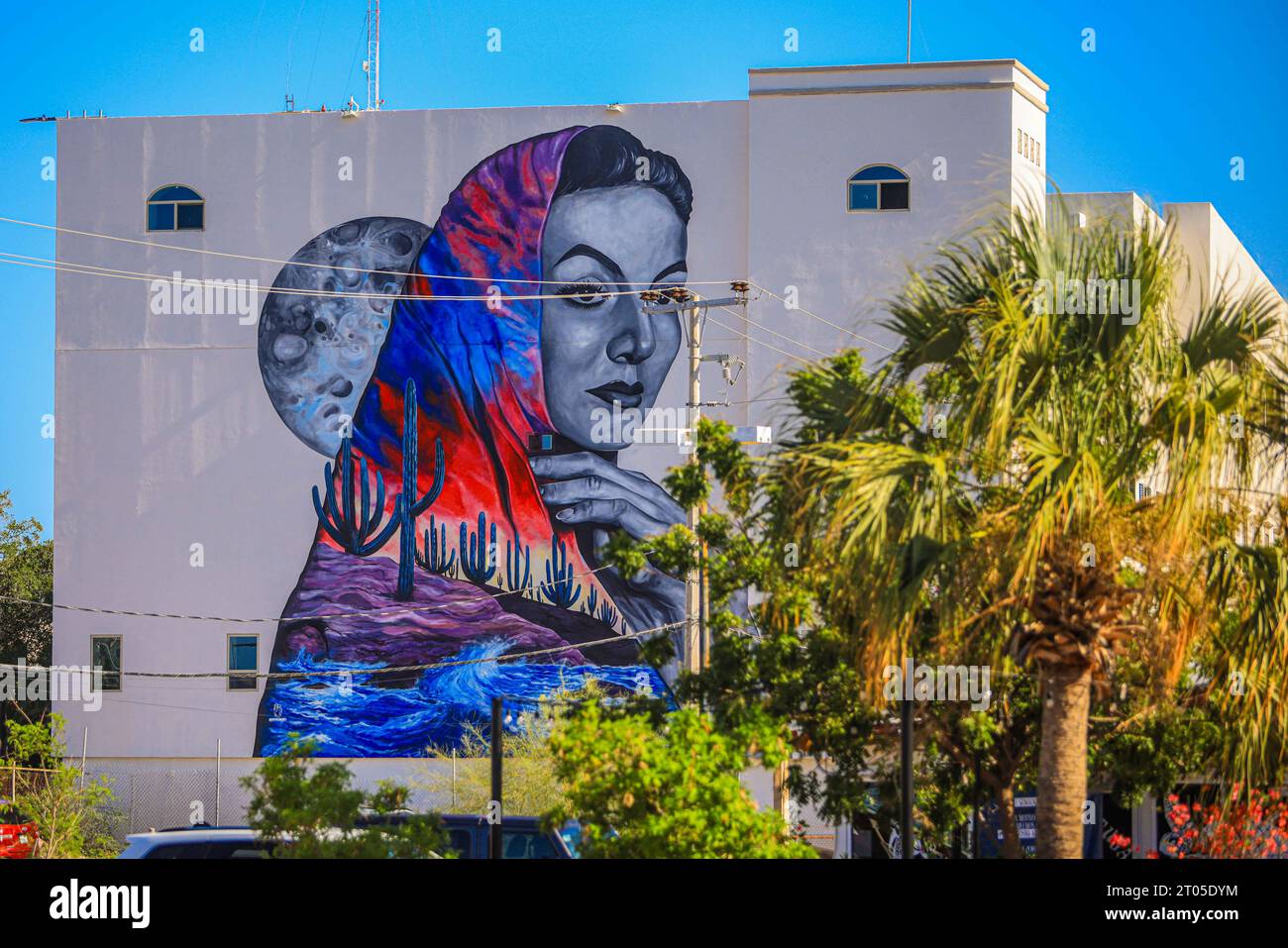 Wandgemälde von Maria Felix und dem Mond an einer Gebäudewand. Maria war eine mexikanische Schauspielerin namens La Doña, eine Diva des klassischen Kinos oder des goldenen Zeitalters des mexikanischen Kinos. San Carlos Sonora Mexico oder San Carlos Nuevo Guaymas ist eine magische malerische Stadt in der Gemeinde Guaymas an der Küste des Golfs von Kalifornien. Sea ​​beach (Foto: Luis Gutierrez/Norte Photo) Mural de Maria Felix y la Luna en una pared de edificio. Maria fue una actriz mexicana llamada La Doña, una diva del Cine clasico o de la epoca de oro del Cine mexicano. San Carlos Sonora Mexico o San Carlos Nuevo Guaymas , es un puebl Stockfoto