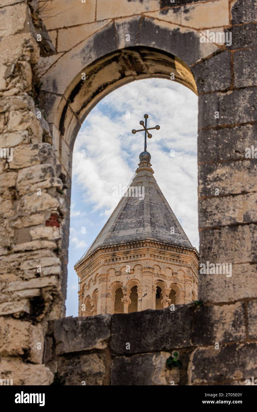 Der Turm und die Spitze des Glockenturms der Kathedrale des heiligen domnius sind von einem bogenförmigen Fenster im silbernen Tor des ummauerten historischen Zentrums eingerahmt Stockfoto