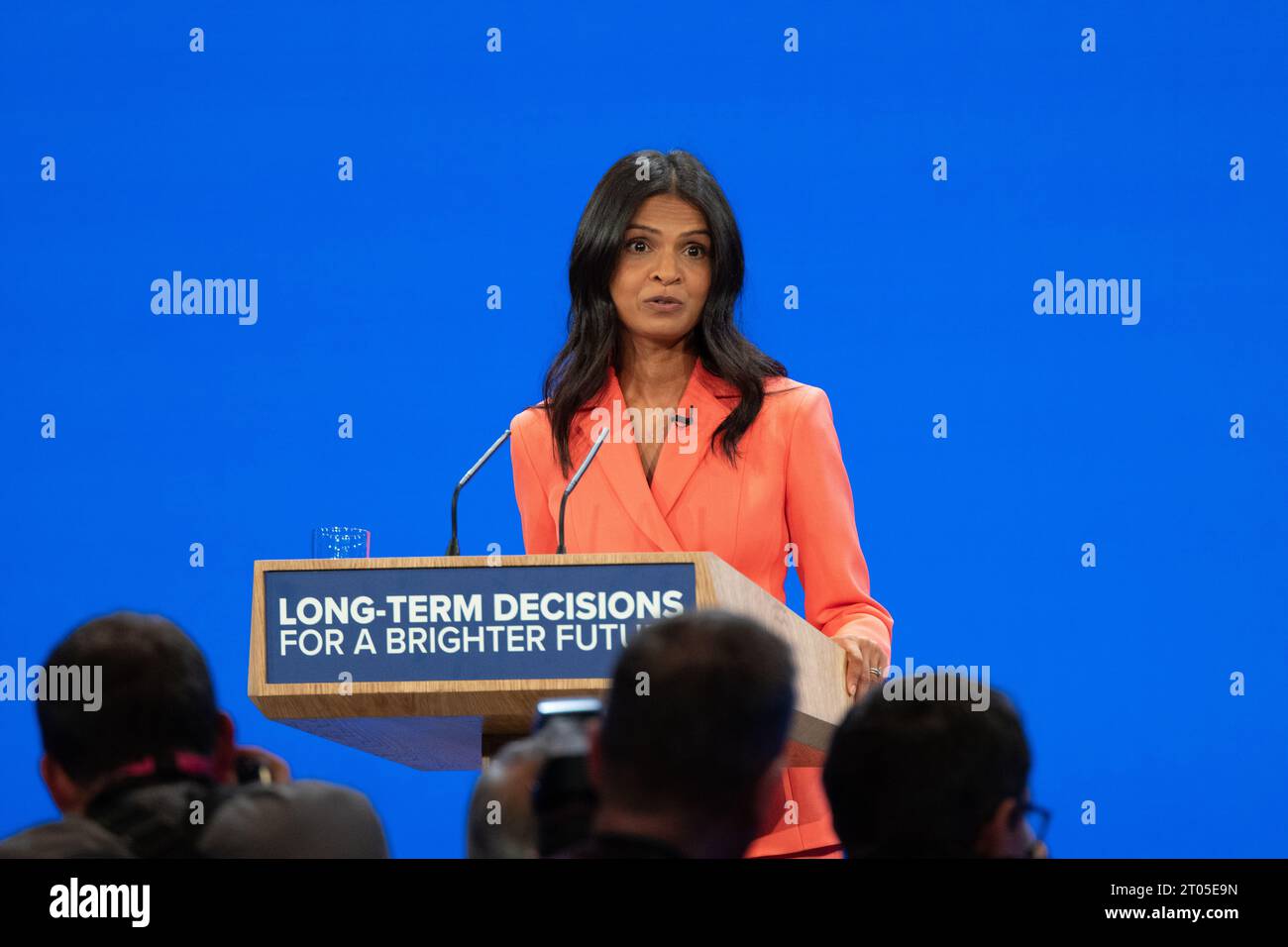 Manchester, Großbritannien. Oktober 2023. PMS-Ehefrau Akshata Murthy stellt Premierminister Rishi Sunak vor, bevor er die Schlussrede der konservativen Parteikonferenz 2023 hält. Penny Mordaunt und Johnny Mercer hatten beide Reden gehalten. Der Premierminister ging vom Midland Hotel zum Manchester Conference Centre, wo er die Rede hielt, die seine Frau Akshata Murthy vorstellte. Manchester UK. Quelle: GaryRobertsphotography/Alamy Live News Stockfoto