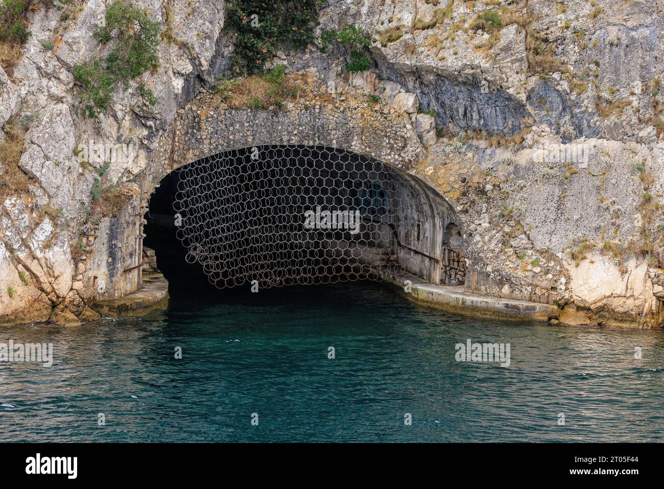 Der Eingang zu einem Seetunnel, der im sibenik-Kanal in kroatien gebaut wurde und kleine Kriegsschiffe oder U-Boote verstecken konnte Stockfoto