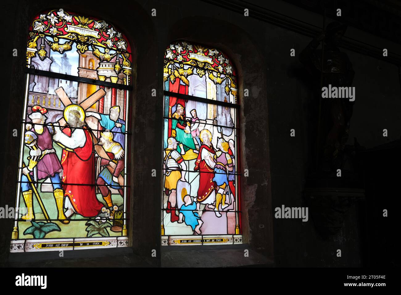Buntglasfenster in der katholischen Kirche St. Leonard, Honfleur, Frankreich, Frankreich, Normandie, 2023 Stockfoto