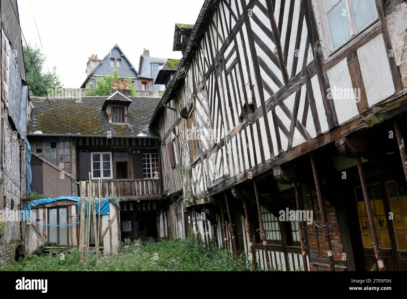 Altes Haus aus dem 14. Jahrhundert in La Rue Haute in Honfleur, Frankreich, Frankreich, Normandie, 2023 in der Apainting von Henri Adam im Jahr 1908 Stockfoto