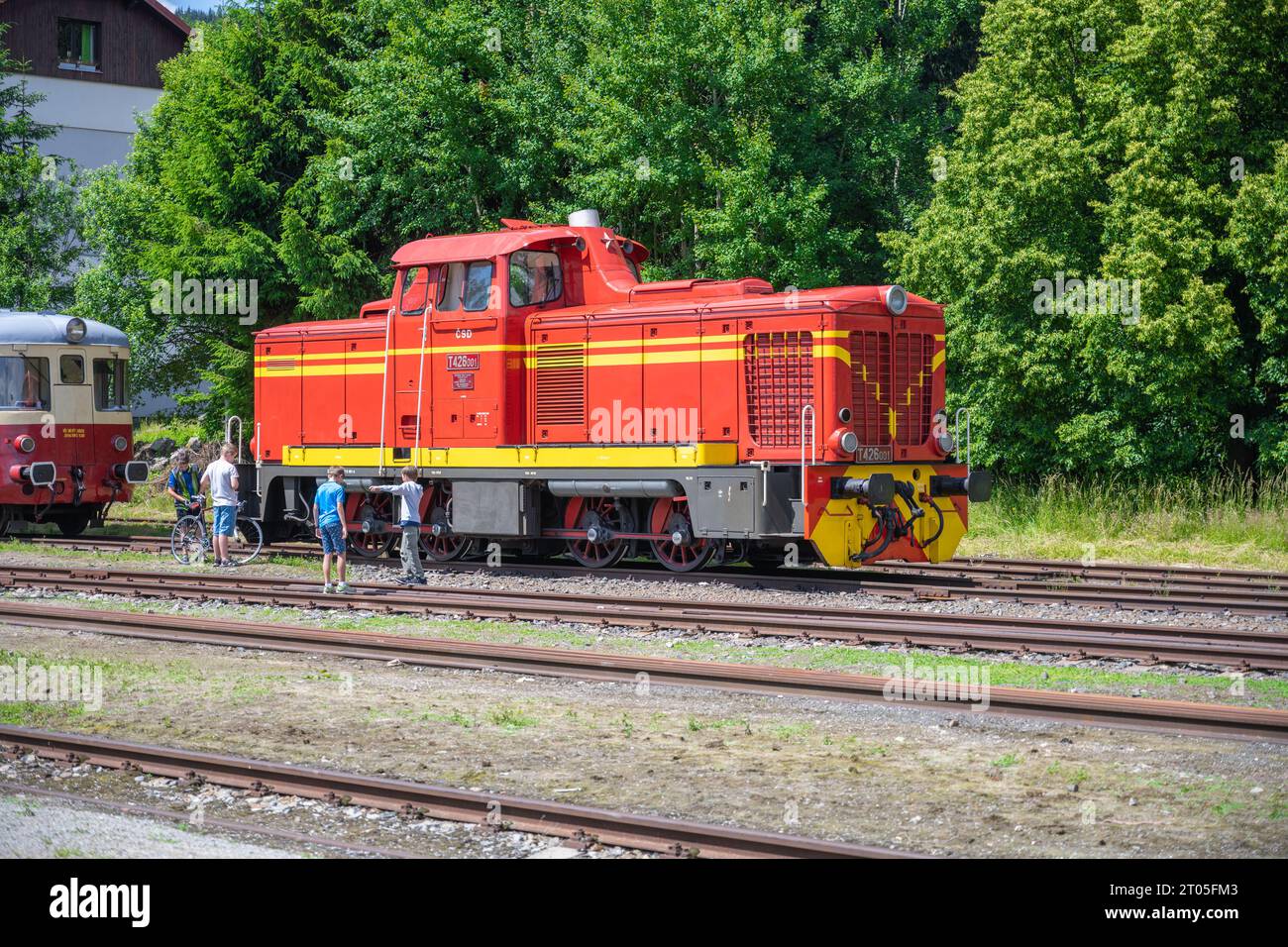 DESNA, TSCHECHIEN – 02. JULI: Zahnradlokomotive der Baureihe T426.0, auch als österreichisch, tschechisch Rakusanka bezeichnet, auf der Zahnradbahn im Bahnhof Korenov, Tschechien Stockfoto