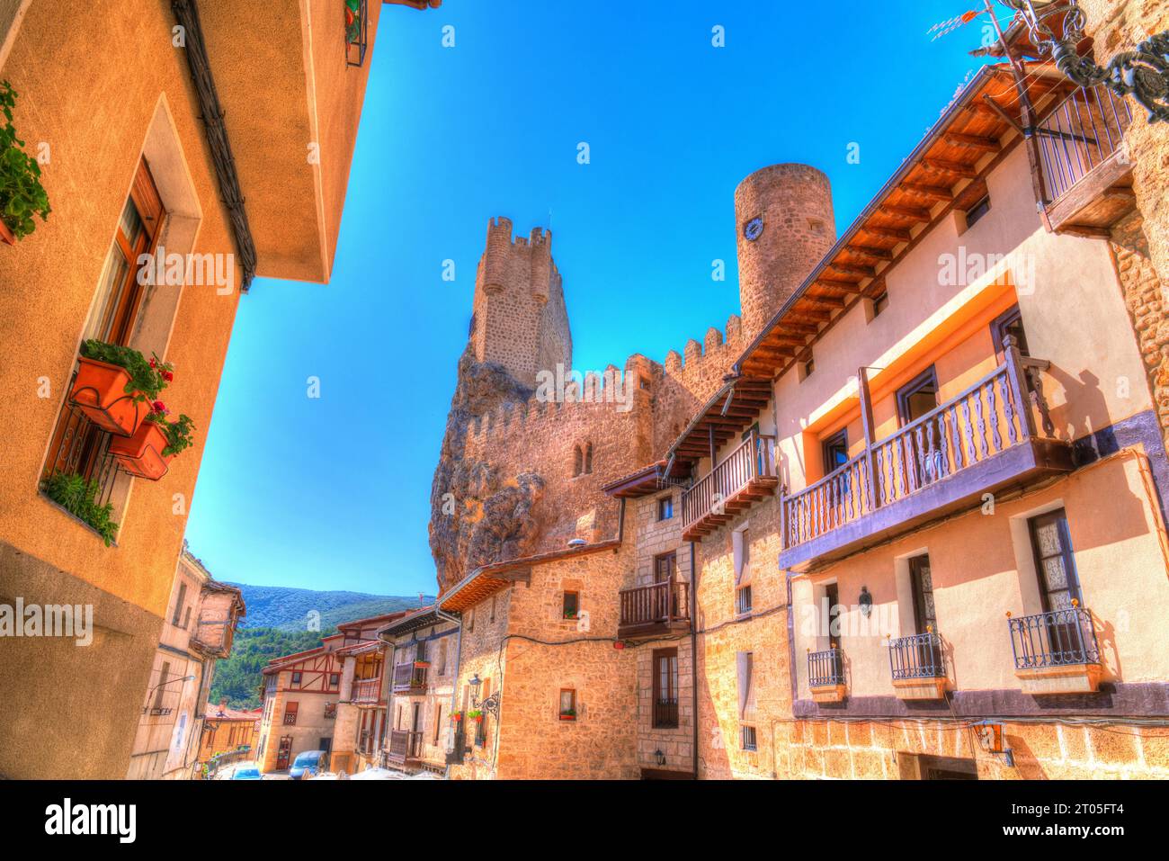 Frias Schloss Spanien die schönsten spanischen Dörfer, mit Hauptstraße in Burgos Provinz Kastilien und Leon Stockfoto