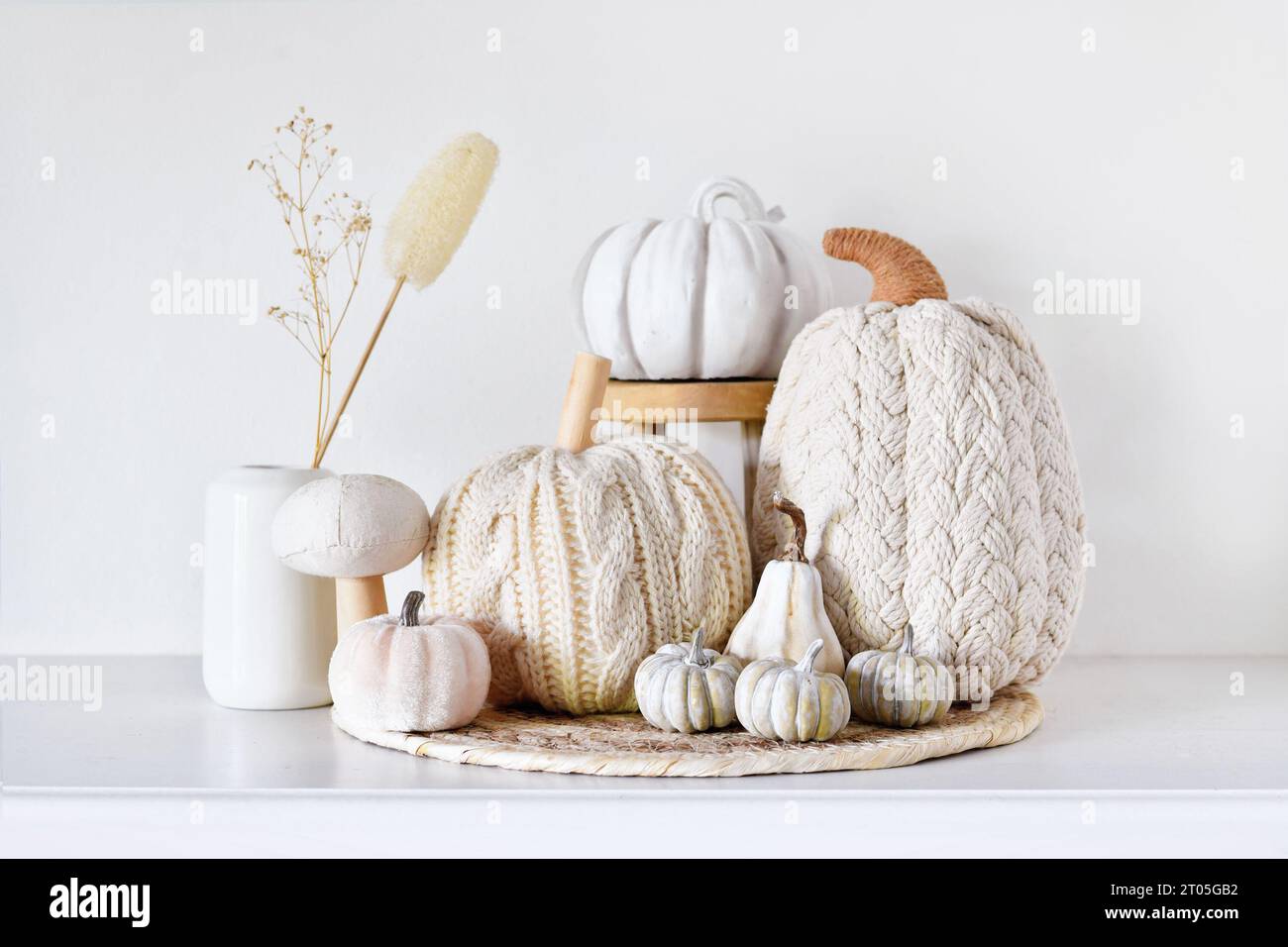 Einrichtung im Boho-Stil mit falschen Kürbissen und getrockneten Blumen Stockfoto