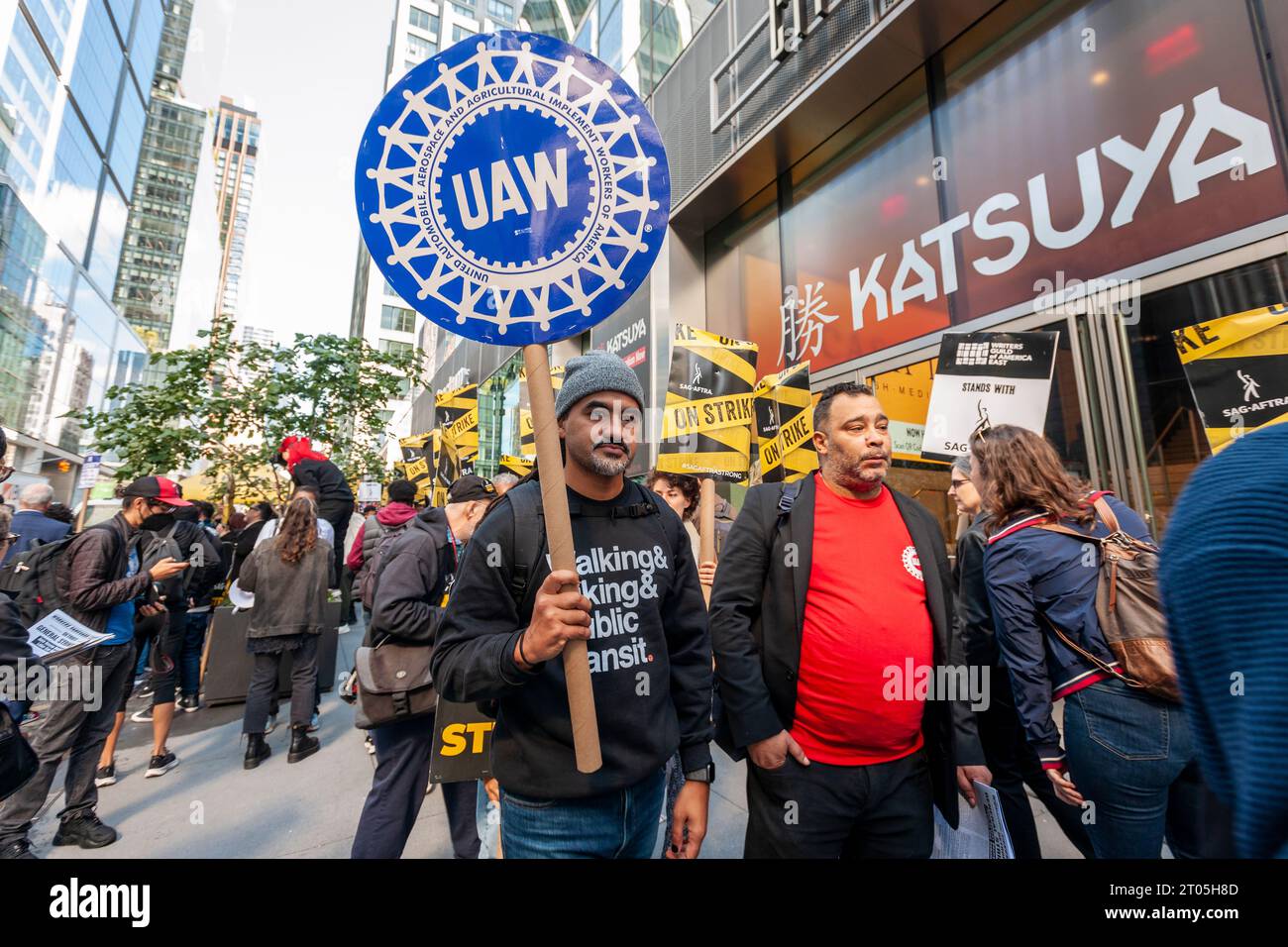 Mitglieder von sag-AFTRA und andere gewerkschaftsbefürworter, darunter die United Auto Workers (UAW), streiten am Mittwoch, den 27. September 2023, vor den HBO/Amazon-Büros im Viertel Hudson Yards in New York. (© Richard B. Levine) Stockfoto