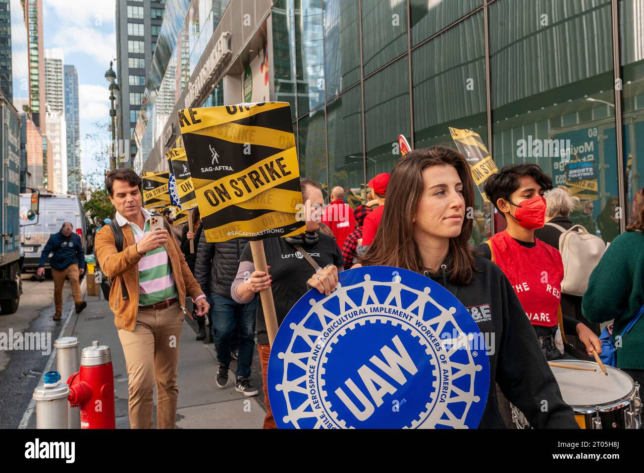 Mitglieder von sag-AFTRA und andere gewerkschaftsbefürworter, darunter die United Auto Workers (UAW), streiten am Mittwoch, den 27. September 2023, vor den HBO/Amazon-Büros im Viertel Hudson Yards in New York. (© Richard B. Levine) Stockfoto