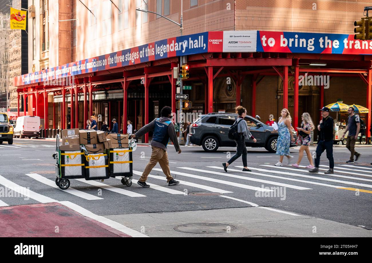 Amazon liefert am Sonntag, den 1. Oktober 2023 in der geschäftigen Kreuzung von West 57th Street und Seventh Avenue in New York. (© Richard B. Levine) Stockfoto