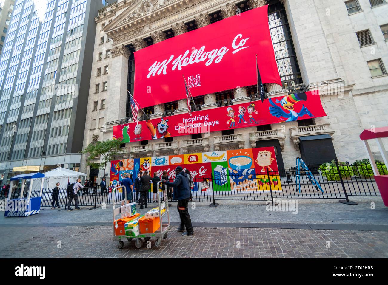 Die Fassade der New Yorker Börse ist am Dienstag, den 3. Oktober 2023 für die WK Kellogg Co. Dekoriert, die von der Kellogg Co. Abgespalten wurde, die sich in Kellanova umbenannte. (© Richard B. Levine) Stockfoto