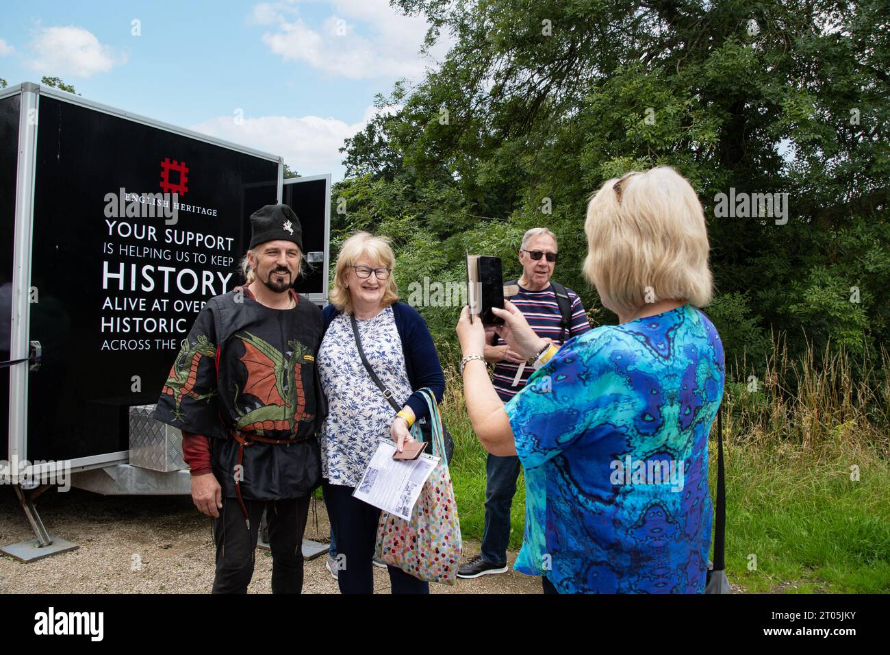 Kenilworth England 29. Juli 2023 das Ritterturnier der Burg Kenilworth trifft auf die Öffentlichkeit, wenn sie vor dem Turnier teilnehmen Stockfoto