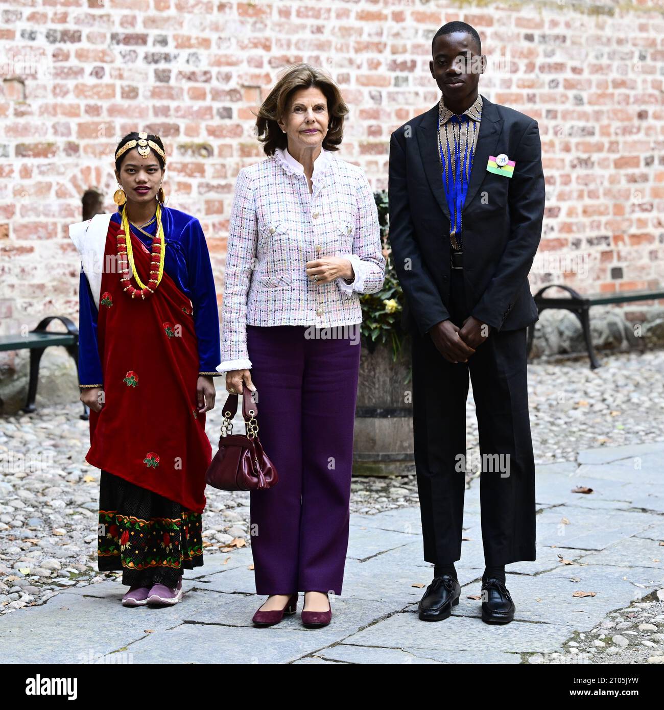 Bindu, 15 Jahre alt aus Nepal, und Kwame, 16 Jahre alt aus Ghana, erhielten Königin Silvia bei ihrer Ankunft bei der Preisverleihung für die Kinder der Welt Stockfoto
