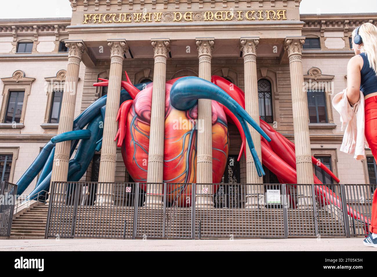 Barcelona, Spanien. 2023.10.02. "El Cor Secret" von Jaume Plensa an der Medizinischen Fakultät - Krankenhaus Clínic von Barcelona. Stockfoto