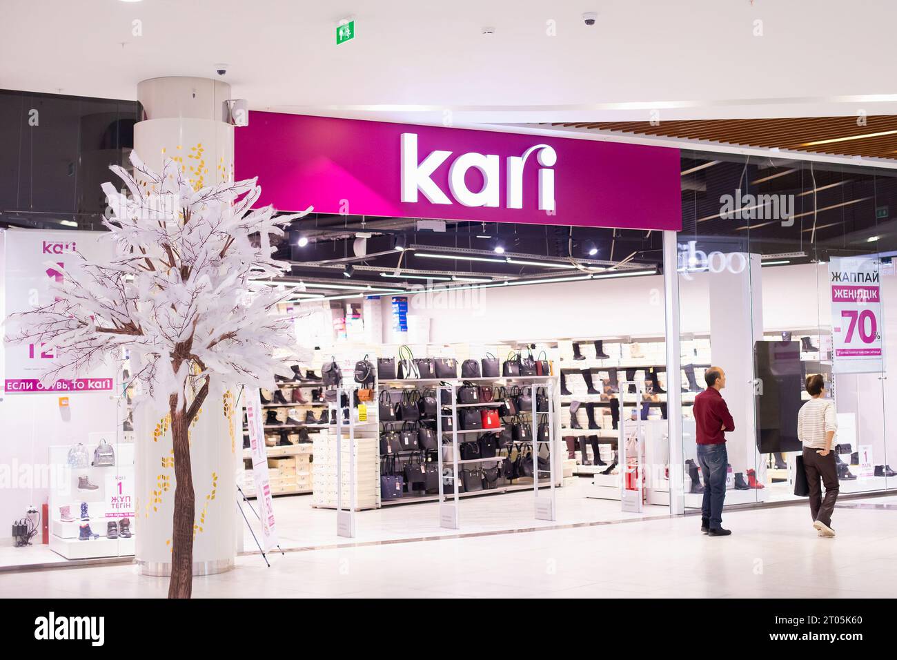 Kari Markenlogo, Eintritt zum Kari-Geschäft im Einkaufszentrum an Weihnachten oder Neujahr. Internationale Kette von Schuhen und Accessoires für Stockfoto