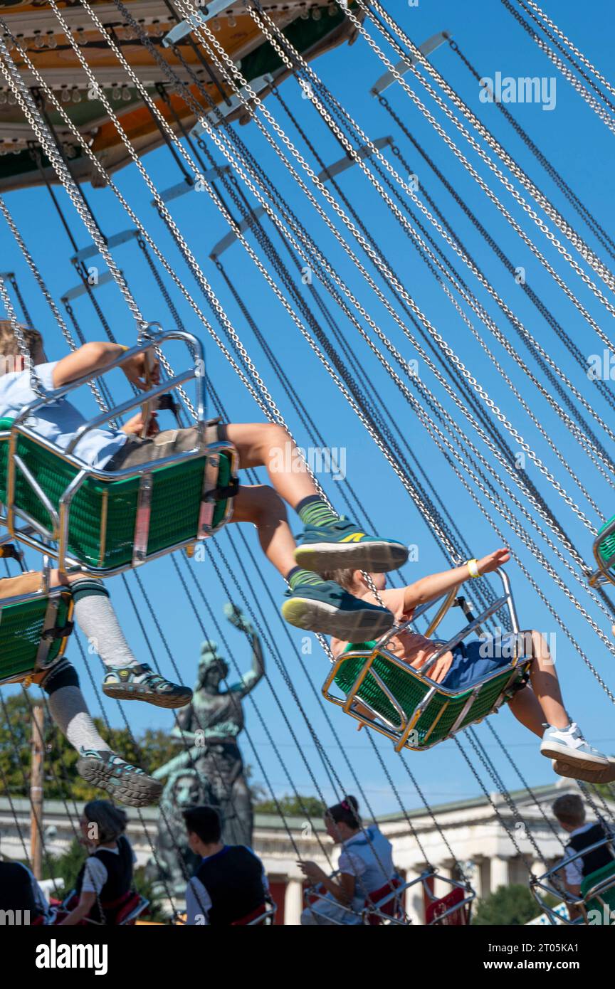 München, Impressionen zum 188. Münchner Oktoberfest auf der Theresienwiese, Nostagischer Kettenflieger auf der Oidn Wiesn, Bawaria *** München, Impressionen vom Münchner Oktoberfest 188 auf der Theresienwiese, Nostagischer Kettenflieger auf der Oidn Wiesn, Bawaria Credit: Imago/Alamy Live News Stockfoto