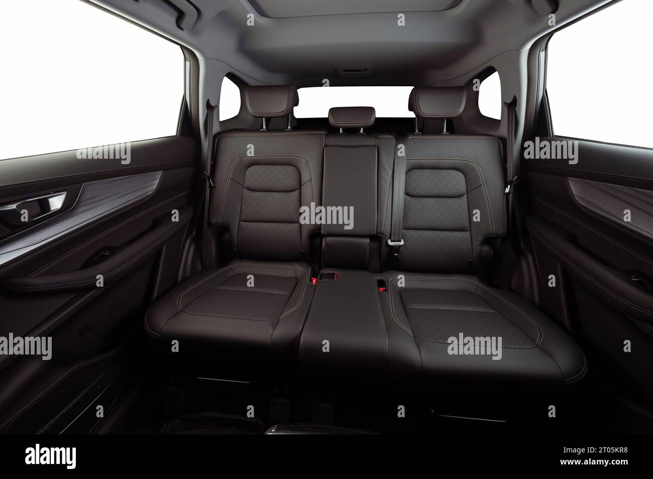 Rücksitz mit breiter Lederrückseite und isolierten Fenstern Stockfoto