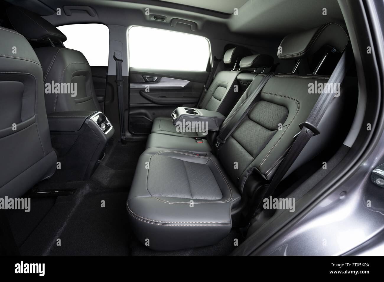 Thema des Reinigungsservice für den Innenraum des Fahrzeugs. SUV-Ledersitze in der hinteren Sitzreihe reinigen Stockfoto