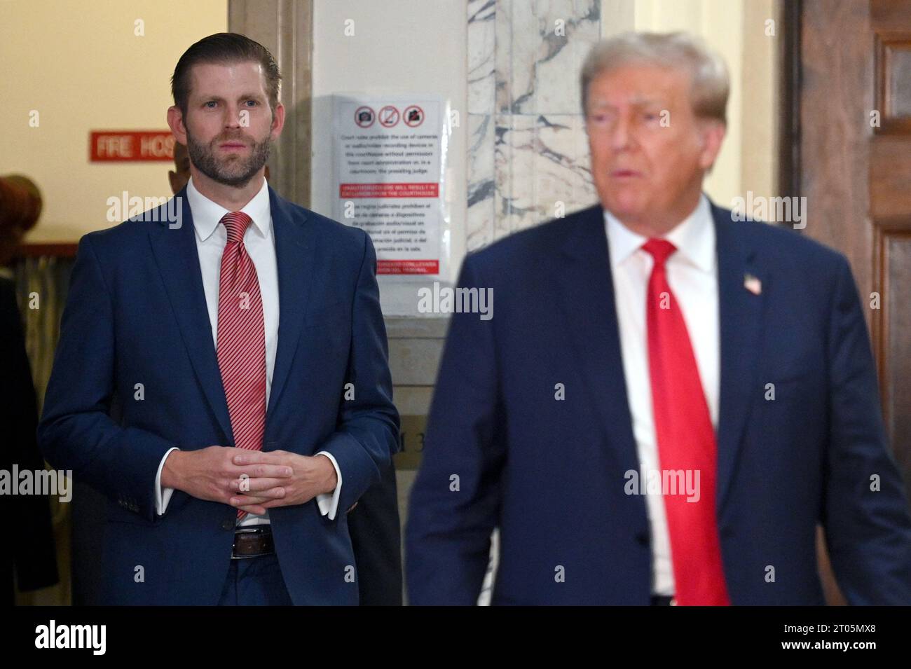 New York, USA. Oktober 2023. Eric Trump (l) beobachtet, wie sein Vater, der ehemalige US-Präsident Donald Trump (r), bei der Ankunft vor dem Gericht am dritten Tag seines Zivilbetrug-Prozesses, am Obersten Gerichtshof von Manhattan, New York, NY, am 4. Oktober, mit Medienmitgliedern spricht. 2023. Trump wurde von Richter Arthur Engoron eine Knebel-Anordnung erlassen, nachdem Trump den Gerichtsbeamten in den sozialen Medien angegriffen hatte. (Foto: Anthony Behar/SIPA USA) Credit: SIPA USA/Alamy Live News Stockfoto