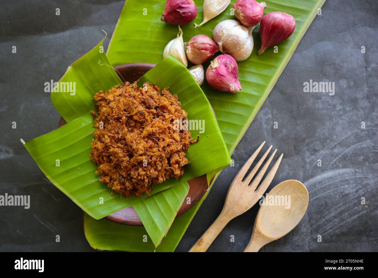 Abon aus Fleisch, Hackfleischgerichte aus braunem Zucker und getrockneten, haltbar gemachten Lebensmitteln. Indonesisches asiatisches Essen Stockfoto