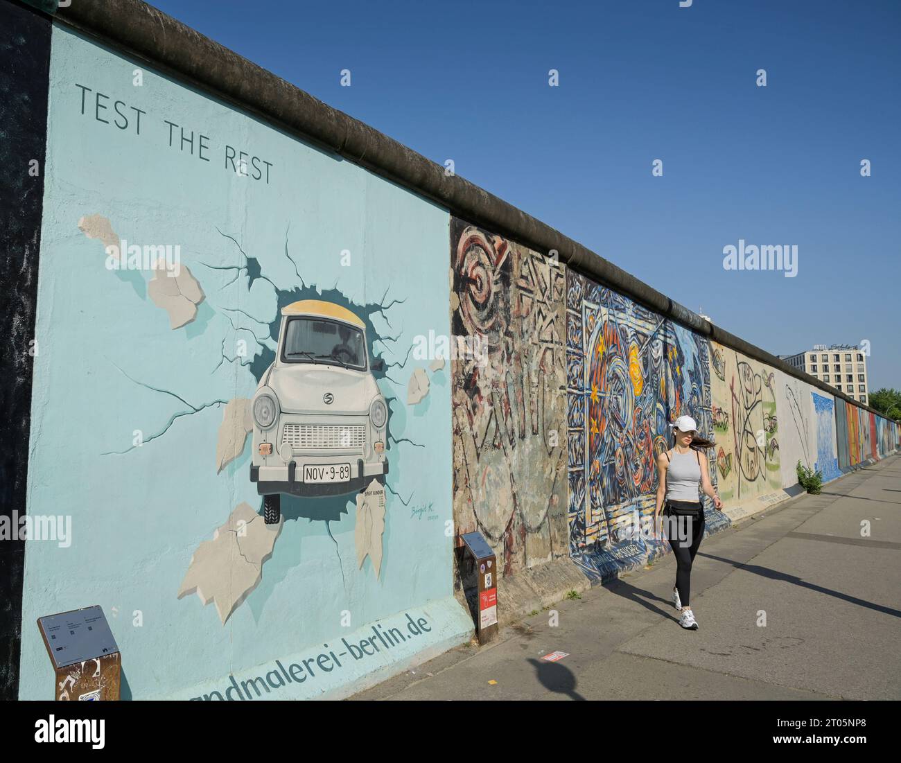 Trabi, East Side Gallery, Mühlenstraße, Friedrichshain, Berlin, Deutschland *** Lokalunterschrift *** , Berlin, Deutschland *** Trabi, East Side Gallery, Mühlenstraße, Friedrichshain, Berlin, Deutschland Lokaler Bildtitel , Berlin, Deutschland Stockfoto