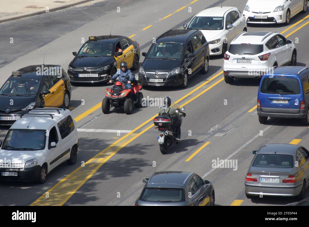 Quad Bike, Motorrad, Taxis, Autos, Verkehr. Barcelona, Katalonien, Spanien. Stockfoto