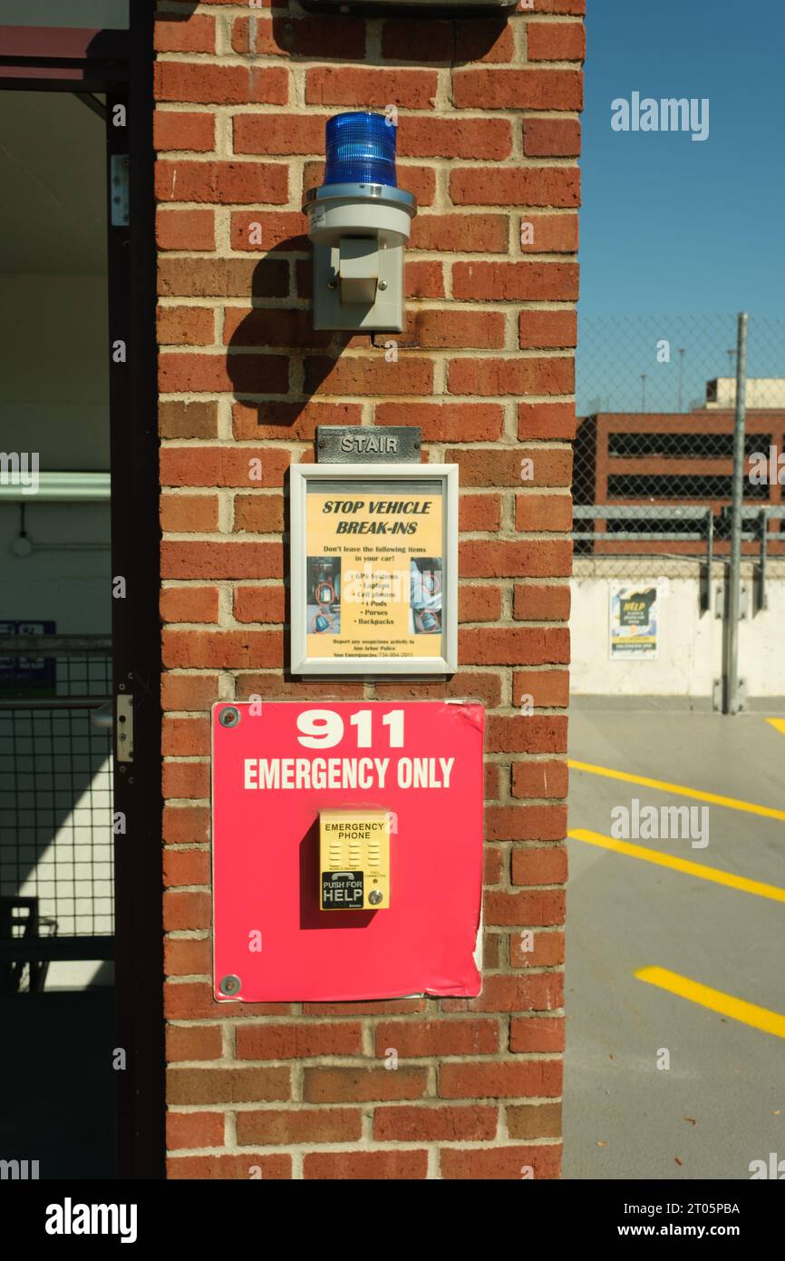 Notrufbox 911 in einem Parkhaus in Ann Arbor Michigan Stockfoto
