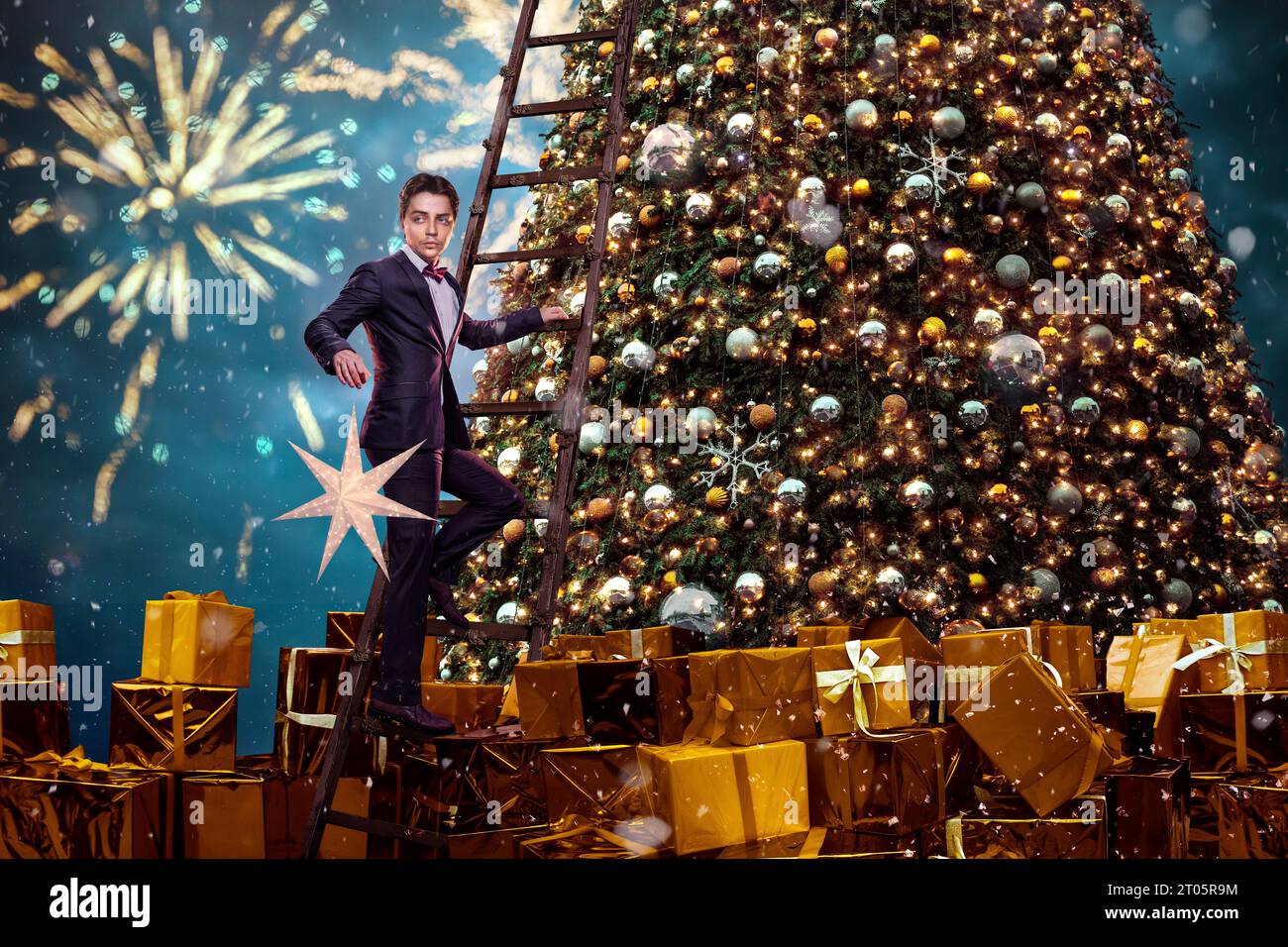 Wunderschöner Mann mit Geschenken in der Nähe des weihnachtsbaums Stockfoto