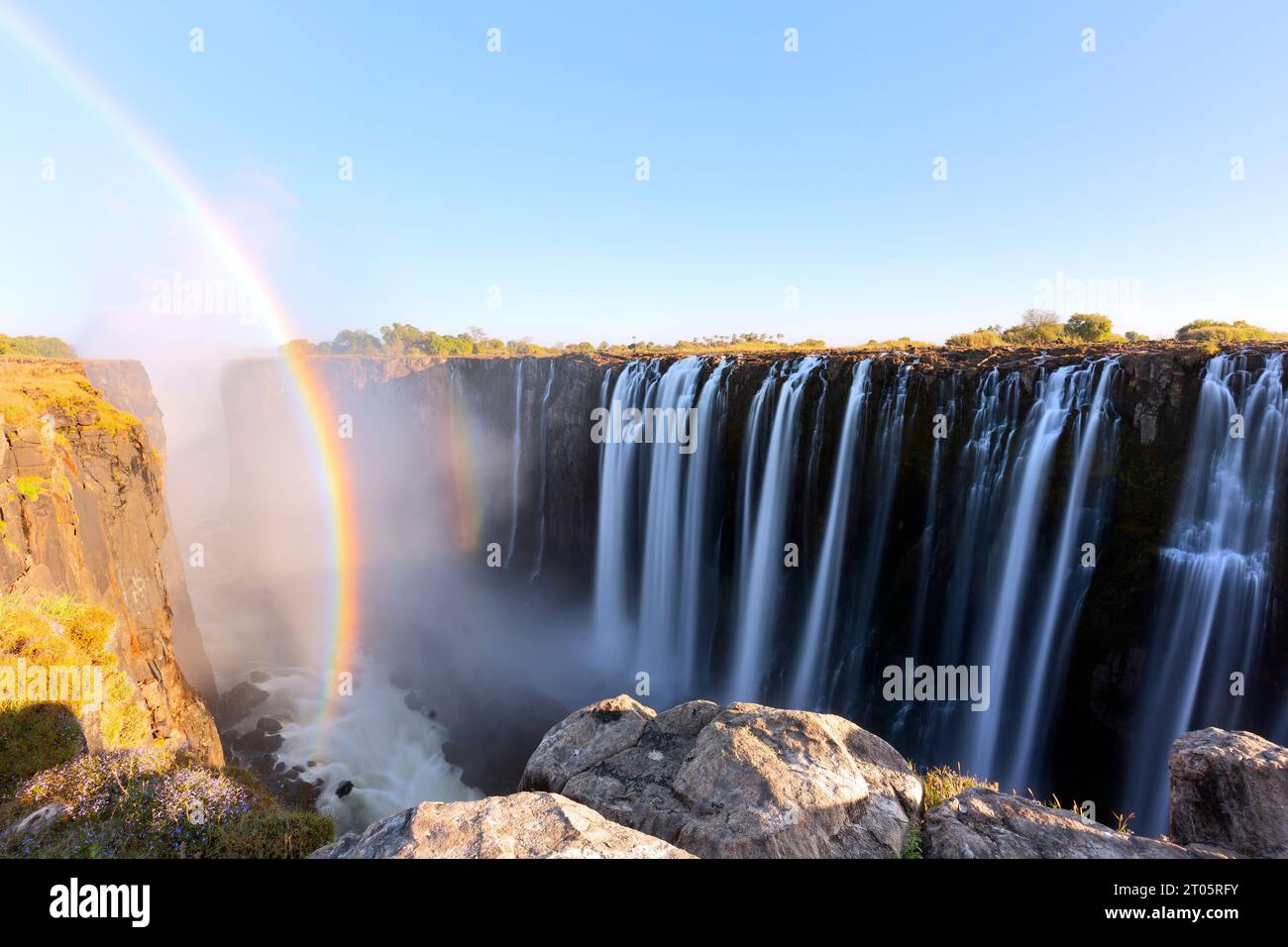 Victoria Falls - der größte Wasserfall Afrikas, der an Sambia und Simbabwe grenzt Stockfoto