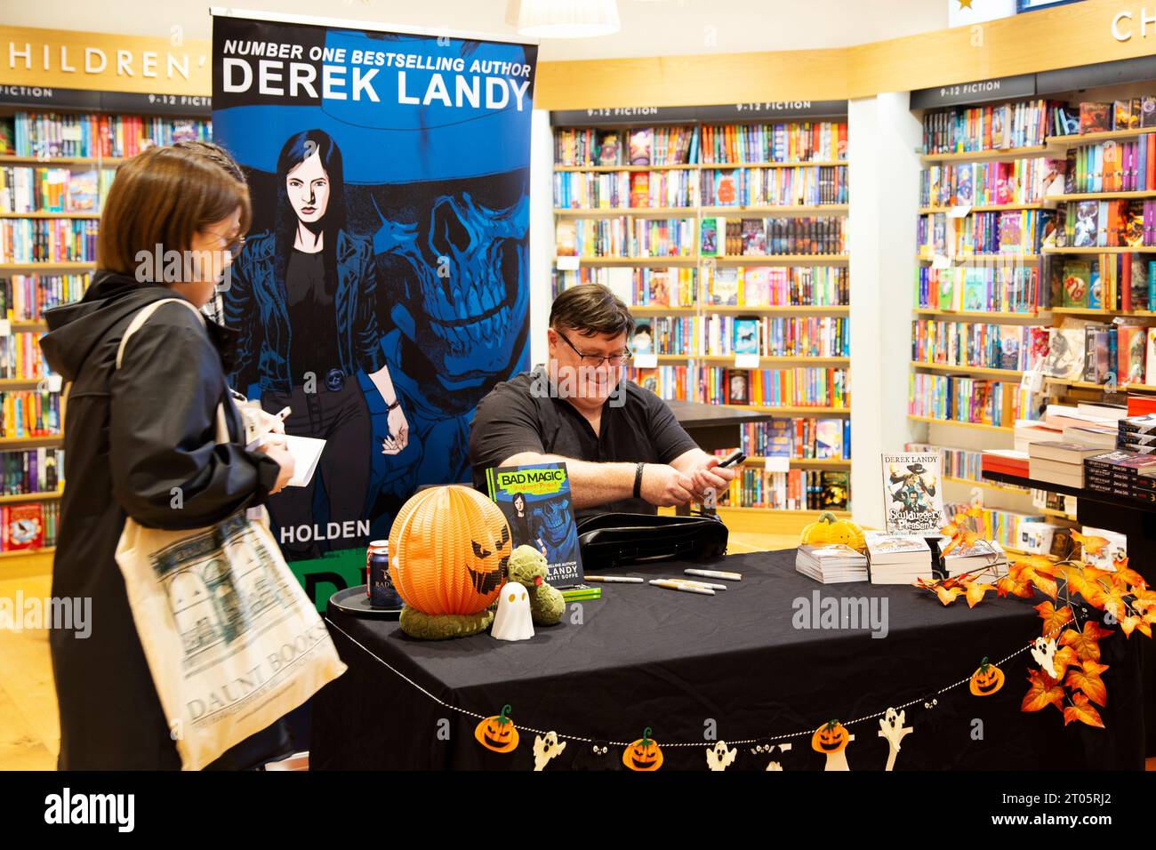 Derek Landy irischer Autor, Drehbuchautor und Autor von The Skulduggery Pleasant Books erscheint bei Waterstones in Exeter Stockfoto