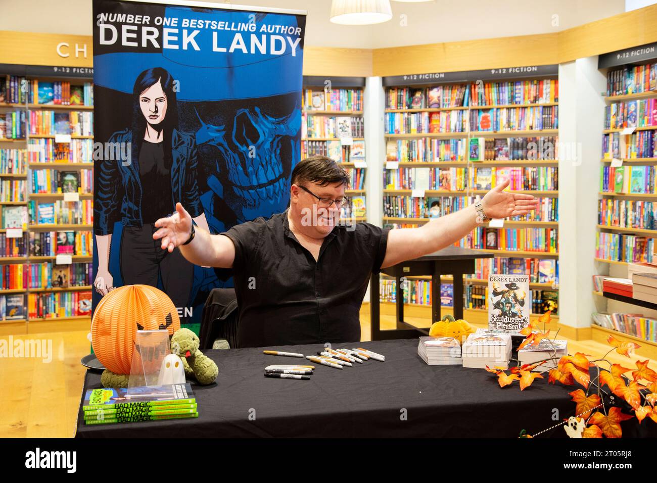 Derek Landy irischer Autor, Drehbuchautor und Autor von The Skulduggery Pleasant Books erscheint bei Waterstones in Exeter Stockfoto