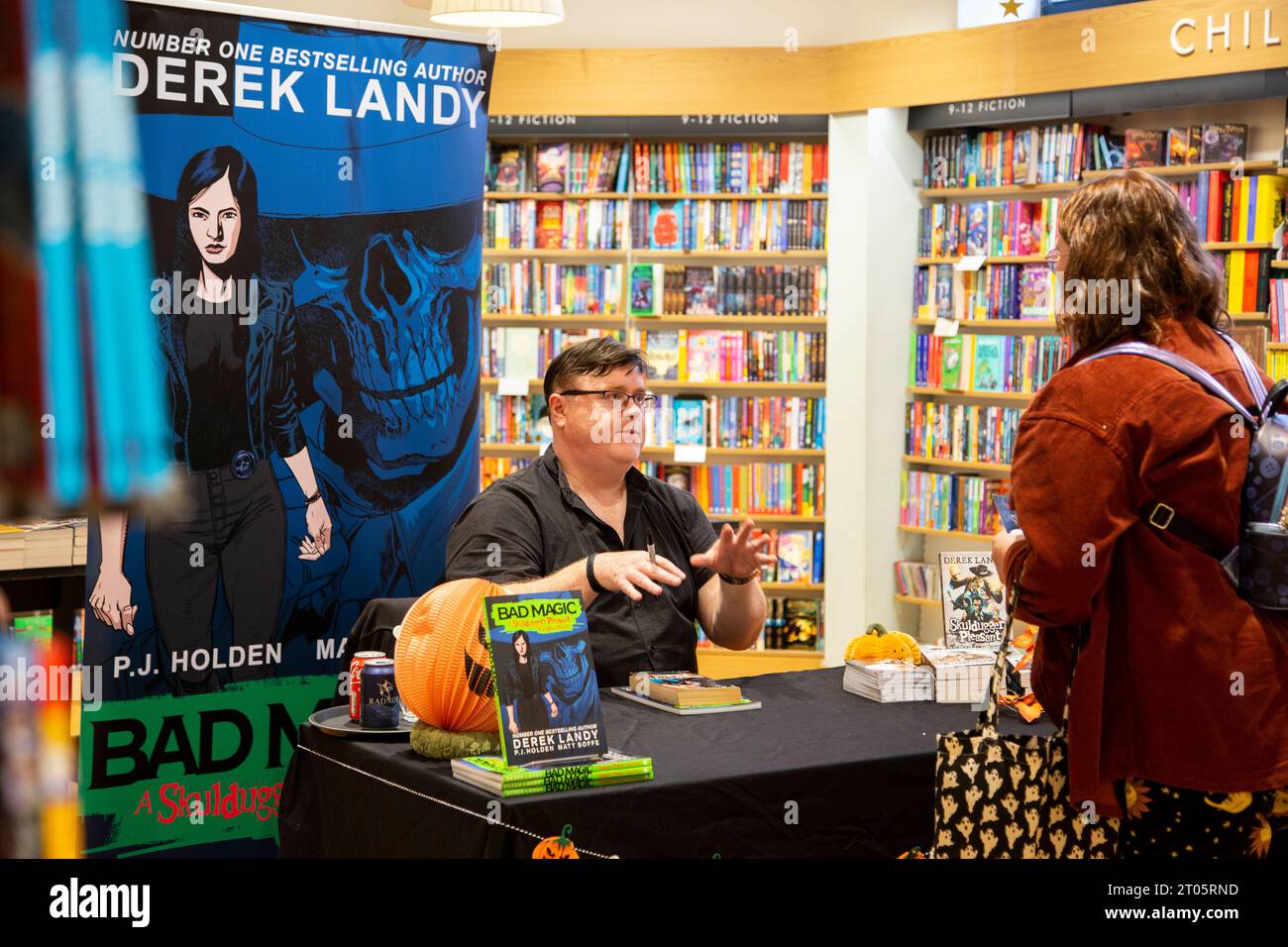 Derek Landy irischer Autor, Drehbuchautor und Autor von The Skulduggery Pleasant Books erscheint bei Waterstones in Exeter Stockfoto
