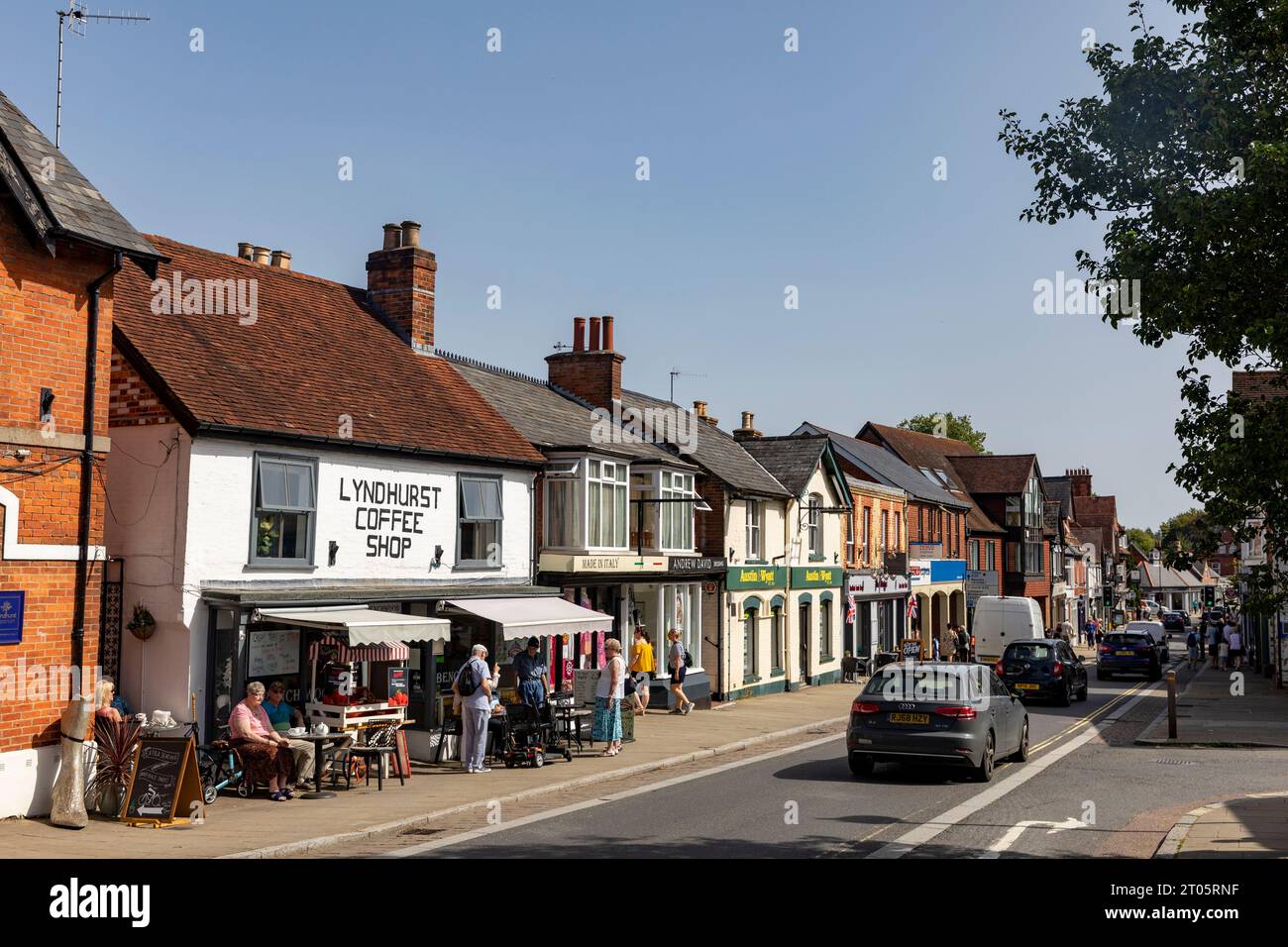 Lyndhurst High Street und Stadtzentrum, Hampshire Town, England, Großbritannien Stockfoto
