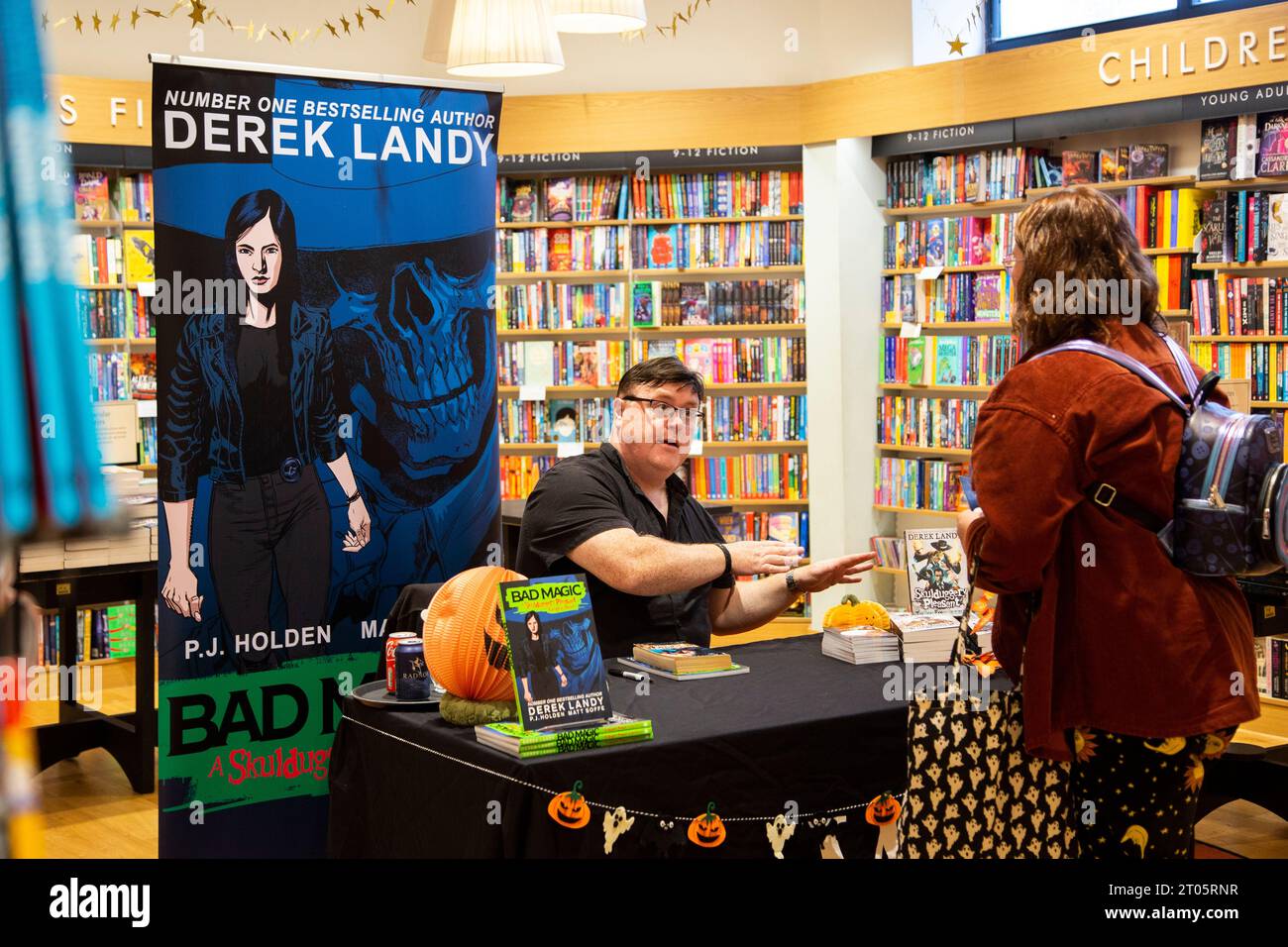 Derek Landy irischer Autor, Drehbuchautor und Autor von The Skulduggery Pleasant Books erscheint bei Waterstones in Exeter Stockfoto